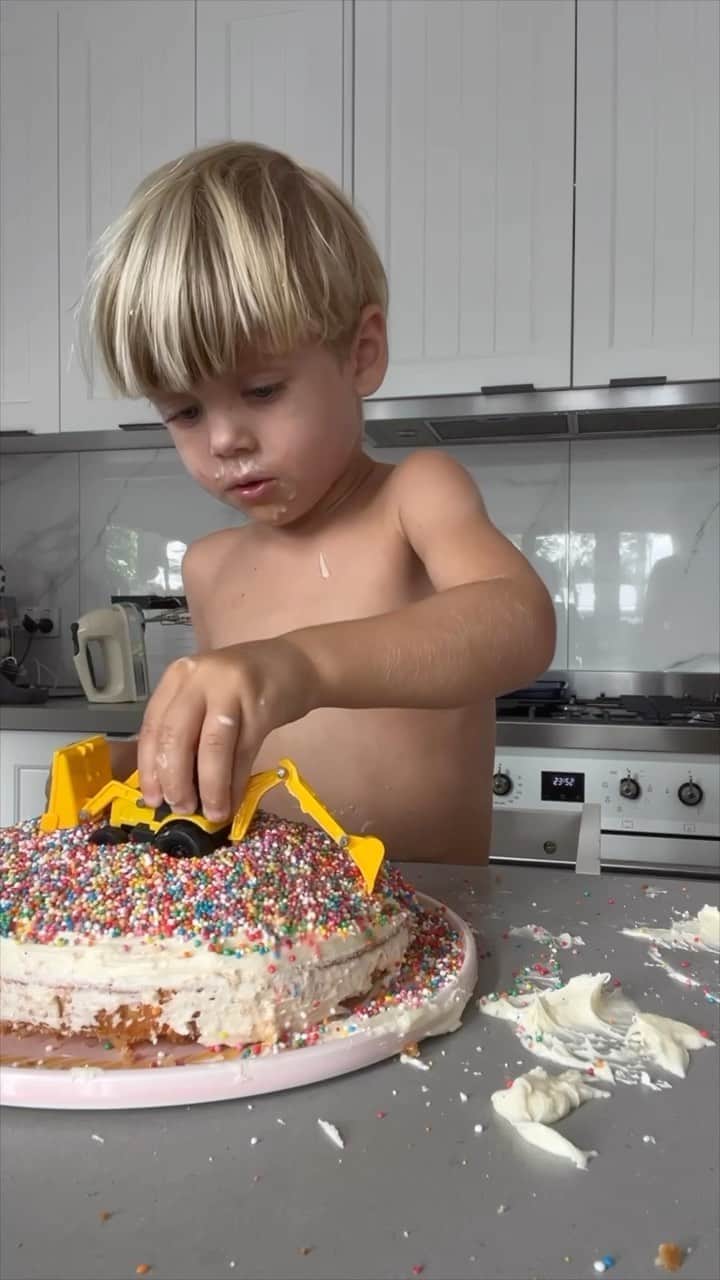 エリー・バレンのインスタグラム：「Baking a birthday cake with Bowie 🧁🚜 #toddler #diggercake」
