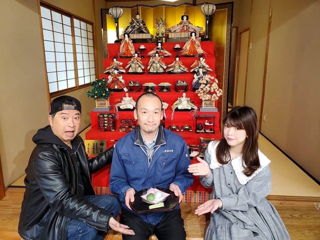 倉窪莉沙のインスタグラム：「* 3月2日(木) 和歌山放送 「マエオカテツヤの全開！木曜日」 株式会社総本家駿河屋がお送りするコーナー「ええもん！善右衛門」。今回は総本家駿河屋善右衛門駿河町本舗からお届けしました！次の日が3月3日ということであみがさ餅や菱餅など、桃の節句に関連した商品がずらりと並んでいました🎎💓  #マエオカテツヤの全開木曜日 #ええもん善右衛門 #総本家駿河屋善右衛門 #鶴屋善右衛門 #桃の節句 #ひな祭り #あみがさ餅 #マエオカテツヤ さん #wbs #和歌山放送 #和歌山 #ラジオ #アナウンサー #ママ時々アナウンサー #ママウンサー」