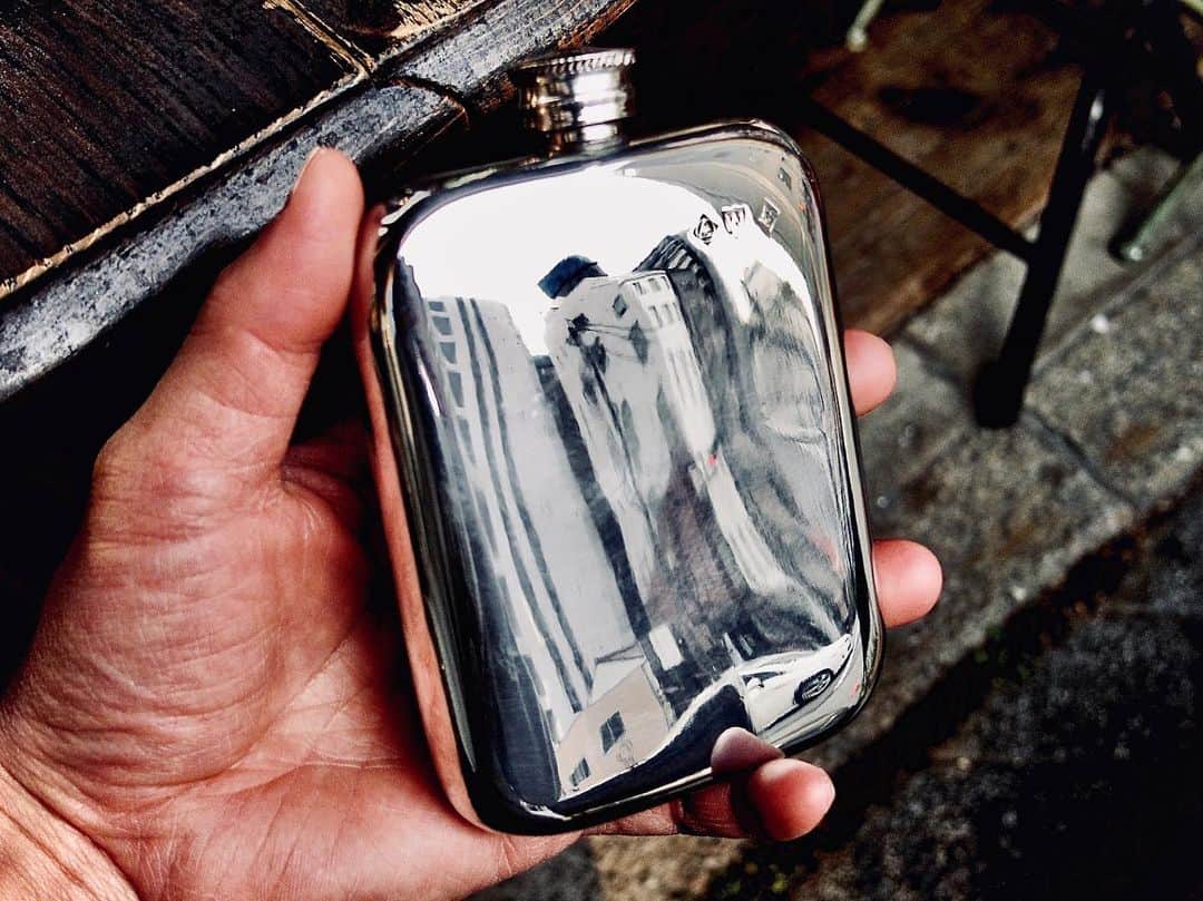 のインスタグラム：「小さい頃から憧れていたスキットル(hip flask)を入手！  ピューター(錫)製のスキットルに何を入れようか悩む前に、ウィスキーなどの蒸留酒を全く知らない…。  安価でスモーキーではなくスッキリしつつもほんのり甘い蒸留酒何か見つかるといいな🥃  #スキットル #ヒップフラスコ #hipflask #ウィスキー #whiskey #ピンダーブロス #pinderbros」