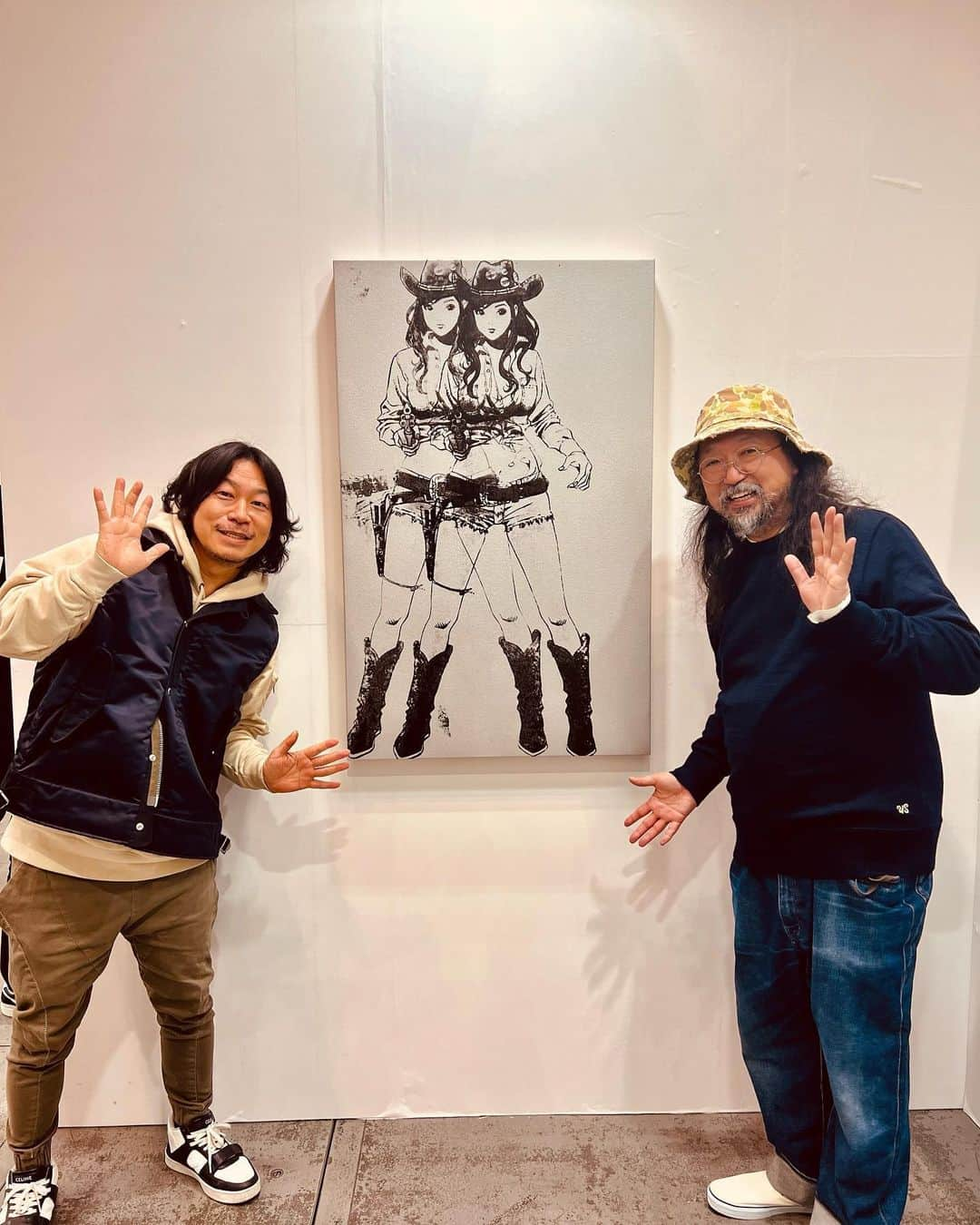 中村貞裕のインスタグラム：「#artfairtokyo2023 #kaikaikikigallery #takashimurakami  江口さん作品の前でパシャリ！」