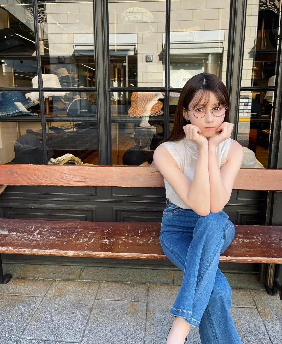 ROIのインスタグラム：「ダレノガレ明美さんにご来店いただきました🥰. いつも有難うございます❤️. . リポストさせていただきました🙇. . . #Repost @darenogare.akemi  —— 暑がりでもあり 寒がりな私は トレンチコートの下はノースリーブ。 まだノースリーブは早かったです😂🌸  前髪のおかげで 顔小さくみえて嬉しい🥺 野口さんの前髪カットは最強なのです！ @roi_salon . . . . #ダレノガレ明美　さん❤️. #ROI #hairsalon #haircolorists #hairarrange #hairart #haircut #haircare #hairfashion #hairstyle #青山ヘアサロン #表参道ヘアサロン #前髪 #前髪アレンジ #前髪カット #前髪長め #小顔カット #小顔 #小顔ヘア #小顔になりたい #小顔効果 #髪質改善メニュー #髪質改善 #髪質改善サロン #髪質改善ストレート #髪質改善美容室 #美髪チャージ #美髪ケア #美髪になりたい」