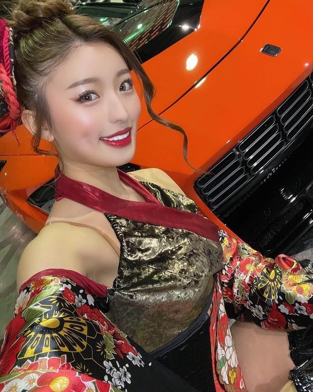 MIYABIのインスタグラム：「本日3/9 (木)発売の stance magazine4月号🚗🧡  表紙を飾らせて頂きました🎉  ヘッドラインは新しいZベースが主役のカバーにはヴェルサイド　@veilsidejapan のHan's FFZ400が登場🏎  日本らしい刀をイメージしたようなこだわりデザインに魅了されちゃいましたぁ🥷🖤 こんなにカッコイイ車と表紙をする事が出来てとっても嬉しいです🥹🧡  中にも他の衣装で掲載されているので是非チェックしてね💋  関係者の方々、サポートして頂きありがとう御座いました🙇‍♀️  @fruolux  @kahociim  @airforcesuspensionjp  @stancemagazine   #スタンスマガジン  #stancemagazine  #veilside  #サイバージャパン  #ミヤビーム  #cyberjapan」