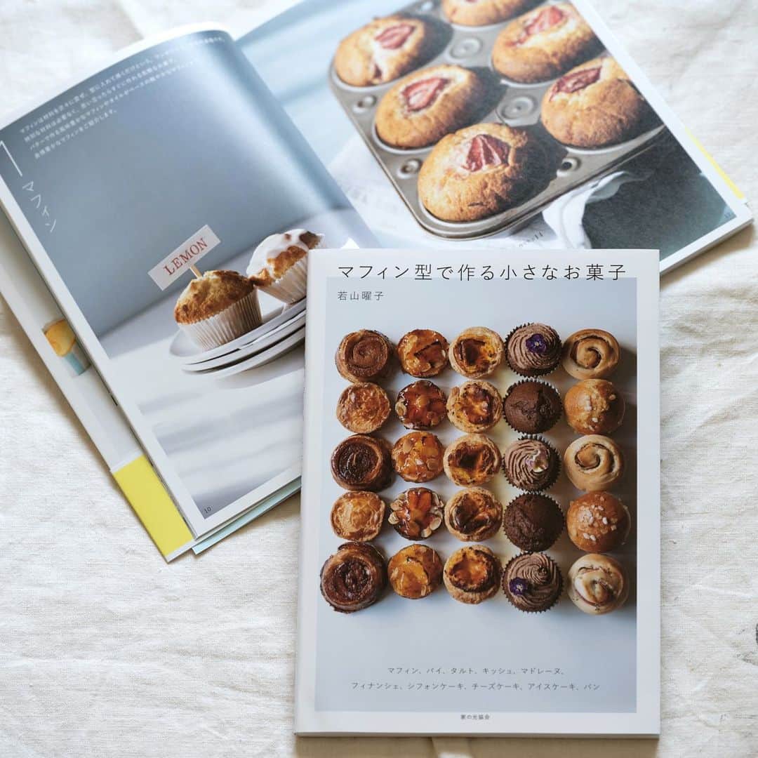 Wakana Babaのインスタグラム：「若山曜子さん「マフィン型で作る小さなお菓子」(家の光協会) 若山さんがマフィン型で作った甘いのからしょっぱいのまで美味しいもの盛りだくさん🤤✨ 曲田さんのスタイリングも可愛いなあ。 スタイリング.曲田有子 デザイン.渡部浩美 取材文.内山美恵子 編集.小島朋子 #wakanababaworks」