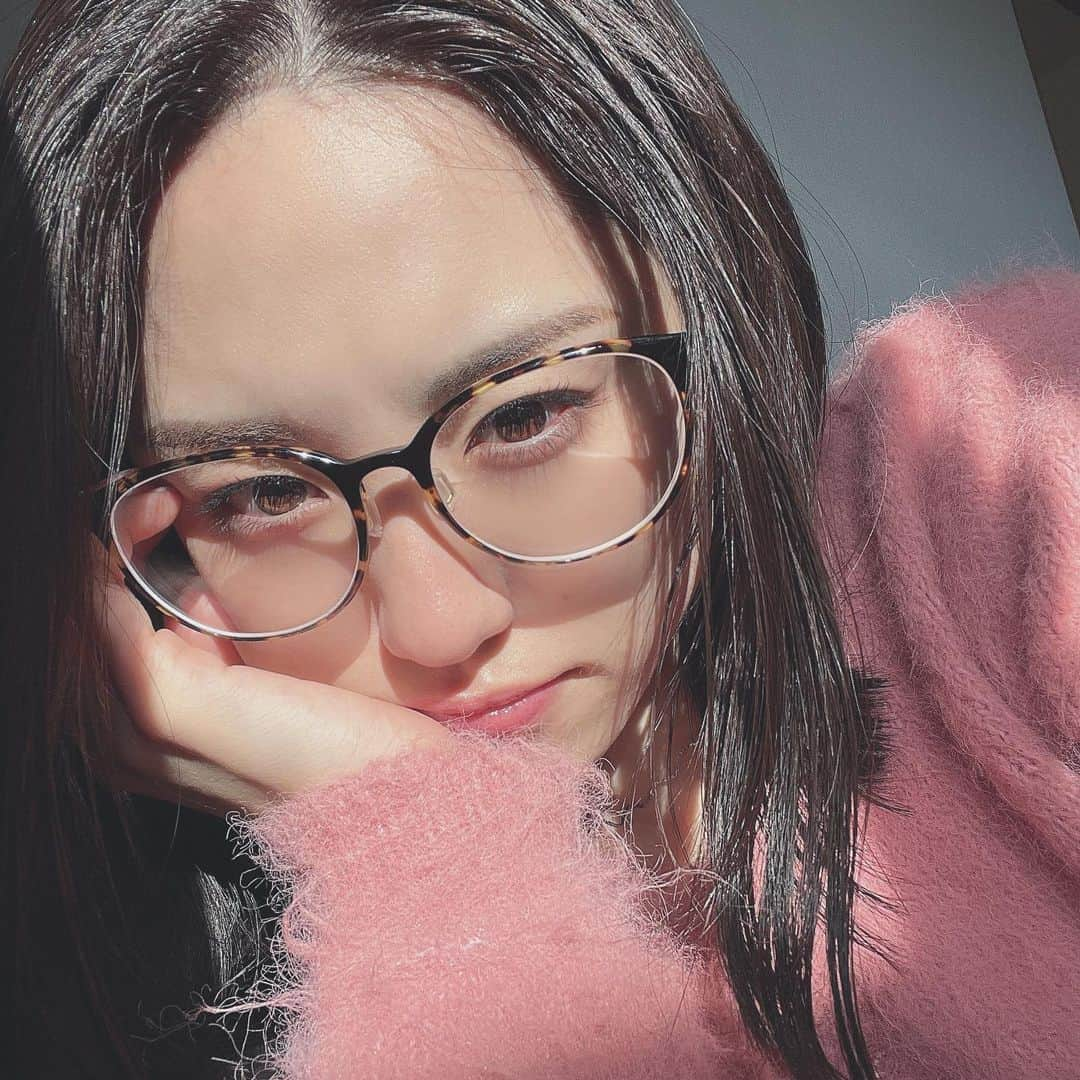 加藤梨里香のインスタグラム：「このメガネは曇り止めレンズなのでマスクしてても曇らなくて快適デス😎 . #高校卒業の時に  #目が悪いことに気づいて  #大学生から  #眼鏡とコンタクト始めました  #それまでは  #視力良いと思っていました  #視力良いのに  #なんで黒板の文字ぼやけるんだろう  #不思議  #って思っていました  #視力が落ちていたからでした」