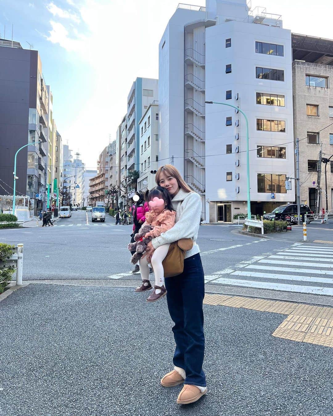 目見田早弥子さんのインスタグラム写真 - (目見田早弥子Instagram)「🌸 最近のお散歩スタイル💡 暖かくなってきたからアウターなしでも 出かけられる日が増えて嬉しい🫶🏻 子供たちもお外歩けて楽しいみたいです😽 上の子は家出てから帰るまでしっかり１人で歩けるけど 下の子は急に立ち止まったり、すぐ「さやちゃんだっこ〜」 って歳だから新しくgetした @norn.official のバッグが めちゃくちゃ良くて助かってる😮‍💨💕 一見普通のショルダーバッグなのですが ショルダー部分を襷掛けして腰のベルトを装着したら 抱っこ紐みたいに子供を座らせられるんです✨ 普通に抱っこするのとノルンで抱っこするのとでは 腕や肩、腰への負担が全然違うので私も嬉しいし 子供も楽しそうに座ってくれてルンルンです🎀 片手で抱っこしてる次女の背中を支えつつ 反対の手で長女と手を繋ぐこともできるから それぞれとの触れ合いもできてすごく気に入ってます👏🏻 抱っこ紐はもう無理だけど手を繋いで歩くのは まだまだ心配あるうちの2歳にピッタリでした❕ 対荷重20kgまでなので上の子も抱っこしたら めっちゃ喜んでた😹 5歳もまだ出先で寝ちゃうことあるけど まあ寝てもノルンで抱っこできるし！って思うと 心も体も余裕持てて助かってます😂✨ バッグ自体はめっちゃ大容量！ってわけではないけど 2歳と5歳の母としては事足りる大きさだなと思います👏🏻 お洋服にも合わせやすいし私が持ってるキャメルの他にも 使いやすいベージュやブラックのカラーもあったよ🤍🖤  #sponsored #norn #ノルン #抱っこバッグ #ヒップシート #マザーズバッグ #抱っこカバン #nornbag #歩育 #hipseat #ママコーデ #ママ着回しコーデ #ヒップシートキャリア」3月9日 14時33分 - sayako_memida
