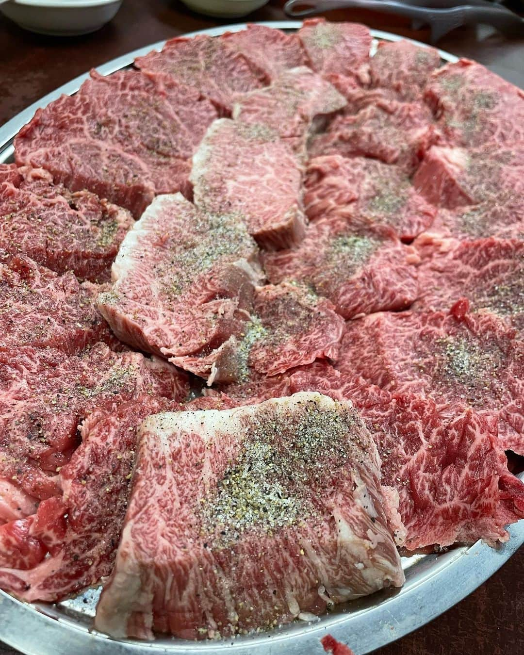 加織のインスタグラム：「1日1組限定焼肉屋さん😋 半年前に予約して行ってきた‼︎ とにかく最初のハラミに衝撃をうけます‼︎柔らかすぎ〜 息子氏、史上最強に食べました💯 1年先まで全国から予約がある為、店の名前と電話番号は載せないでとの事でした、すごーーい‼︎ 美味しゅうございました😋😋」