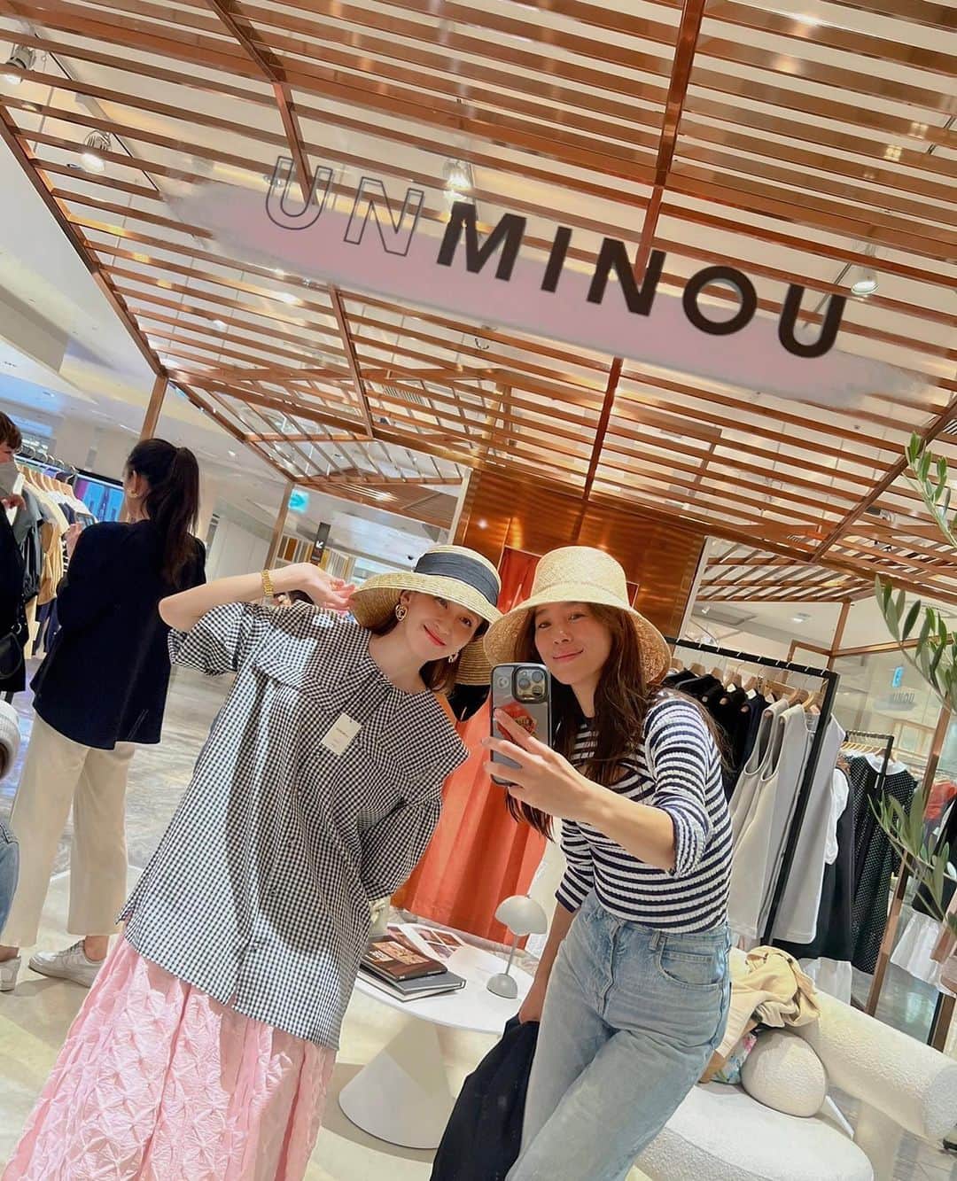 のインスタグラム：「今年も大好きな @unminouofficial のPOP UPに💛伊勢丹新宿店にてホワイトデーの3/14まで😊可愛い春らしいお洋服を沢山仕入れました！w🫶 @ayuohashi さんにもお会いできてうれしかった😍🌼 #unminou #アンミヌ #popup #ピンクスカート #セーラーカラー #spring #春服 #ガーリー #フェミニン」