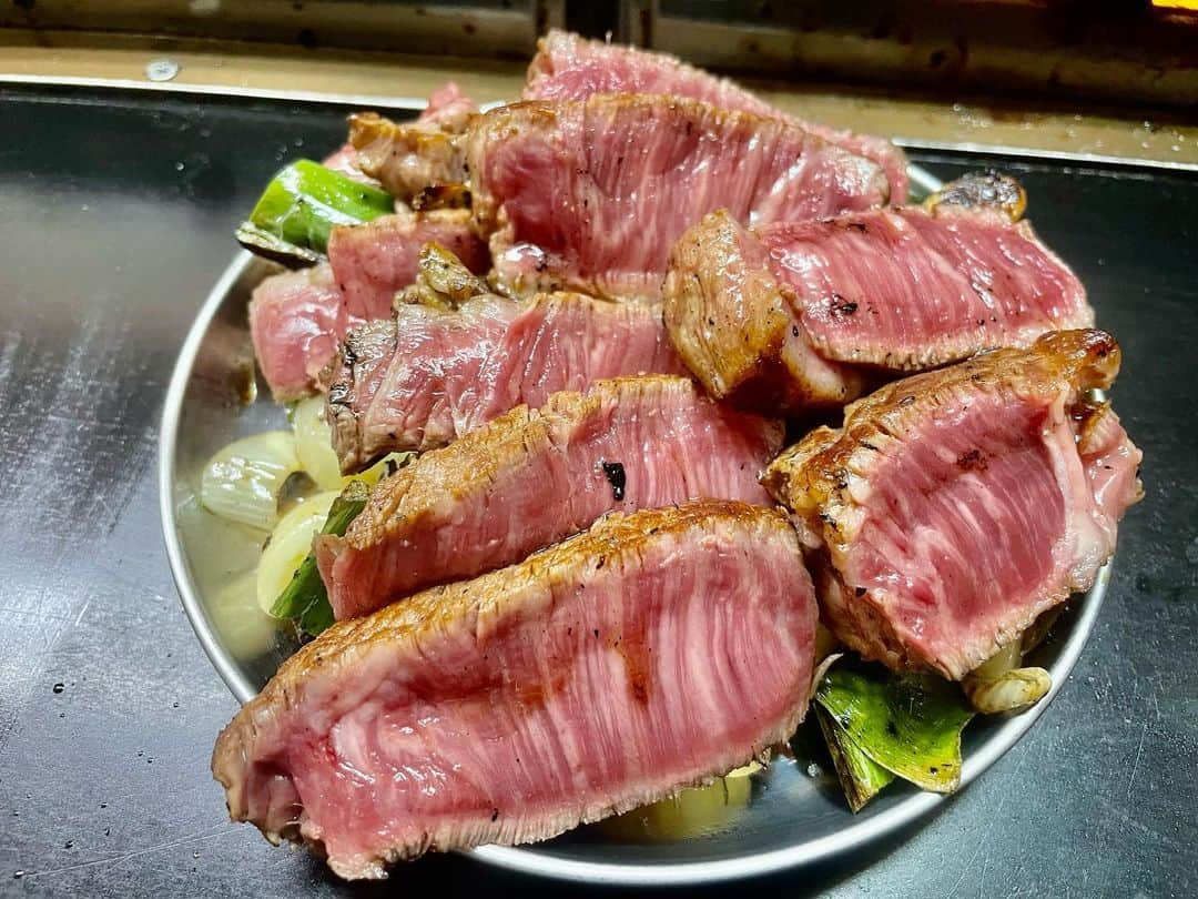 MAYAのインスタグラム：「待ちに待った💓予約困難店 焼肉かつらぎ🥹！！ 終始うんまっ！って言うてた🥹 美味しすぎてもうまた行きたい🤤💓 . . #焼肉かつらぎ #堺グルメ #予約困難店 #シャトーブリアン」