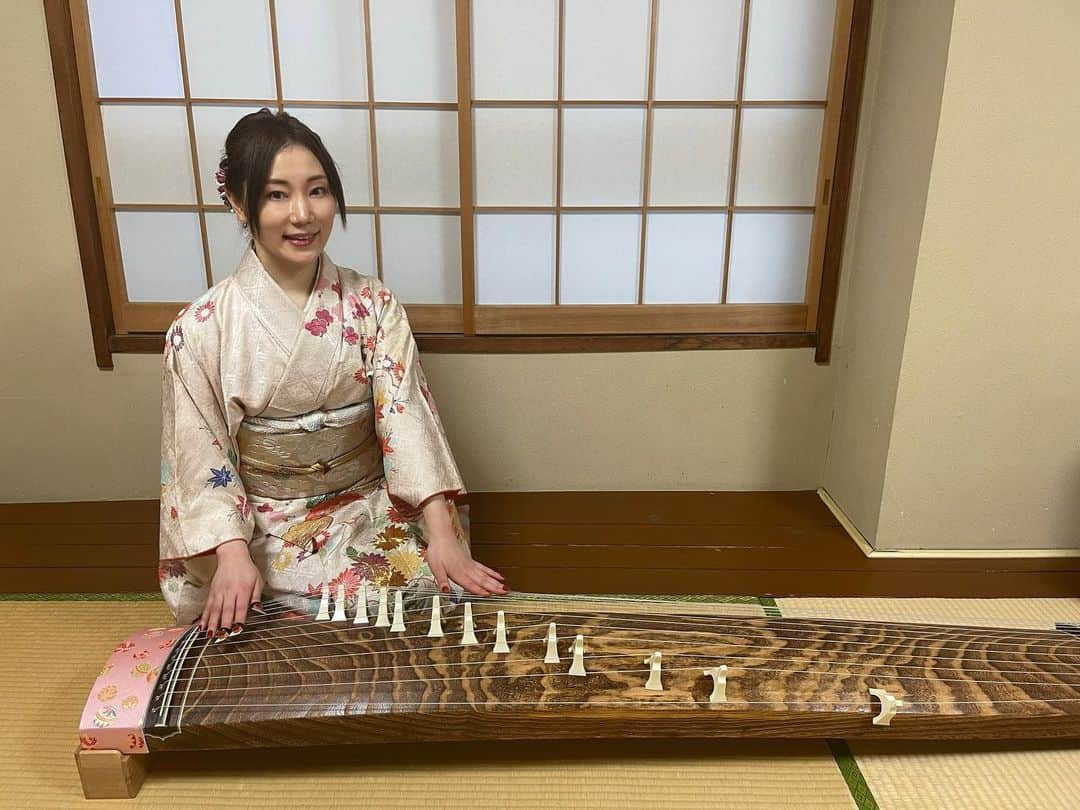 元井美貴さんのインスタグラム写真 - (元井美貴Instagram)「Participé en una clase de prueba del Koto, el arpa japonesa, como instructora.  Estuve un poco nerviosa, puesto que tenía que enseñarles a unos turistas estadounidenses en Inglés.  Fue la primera vez que yo enseñaba como tocar el Koto, pero fue muy buena oportunidad de presentar la cultura japonesa🇯🇵  お箏(琴)の体験教室にインストラクターとして参加しました👘 アメリカの観光客の方々に英語でお伝えしなくてはいけなかったので、ちょっと緊張。 お琴の弾き方を教えるのは初めてでしたが、日本文化を紹介するとても良い機会でした☺️  #箏 #琴 #koto #culturajaponesa🎎」3月9日 15時17分 - mikimotoi