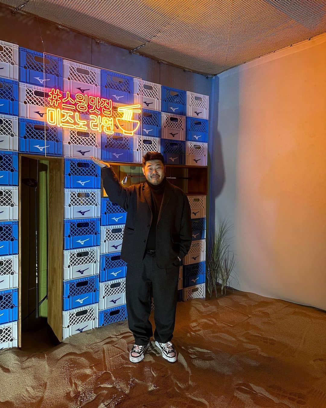 キム・ギバンのインスタグラム：「. 미즈노골프!!!! 온통 블루블루~~ 미즈노가 젊어졌다💙 판교 백야드에서 오늘까지 행사한대요~ 미즈노골프 신제품들도 체험해보시고 이벤트 참여도 하셔서 선물도 받아가세요!! 이번 미즈노 드라이버 우드 유틸리티.. 요 우드계열 채들이 심상치않음.. 아이언 맛집으로 소문이 자자하지만 올해는 드라이버맛집으로 거듭나길!!! . #미즈노골프 #플레이더블루 #미즈노st230  #개인적으로퍼터도엄청좋았음」