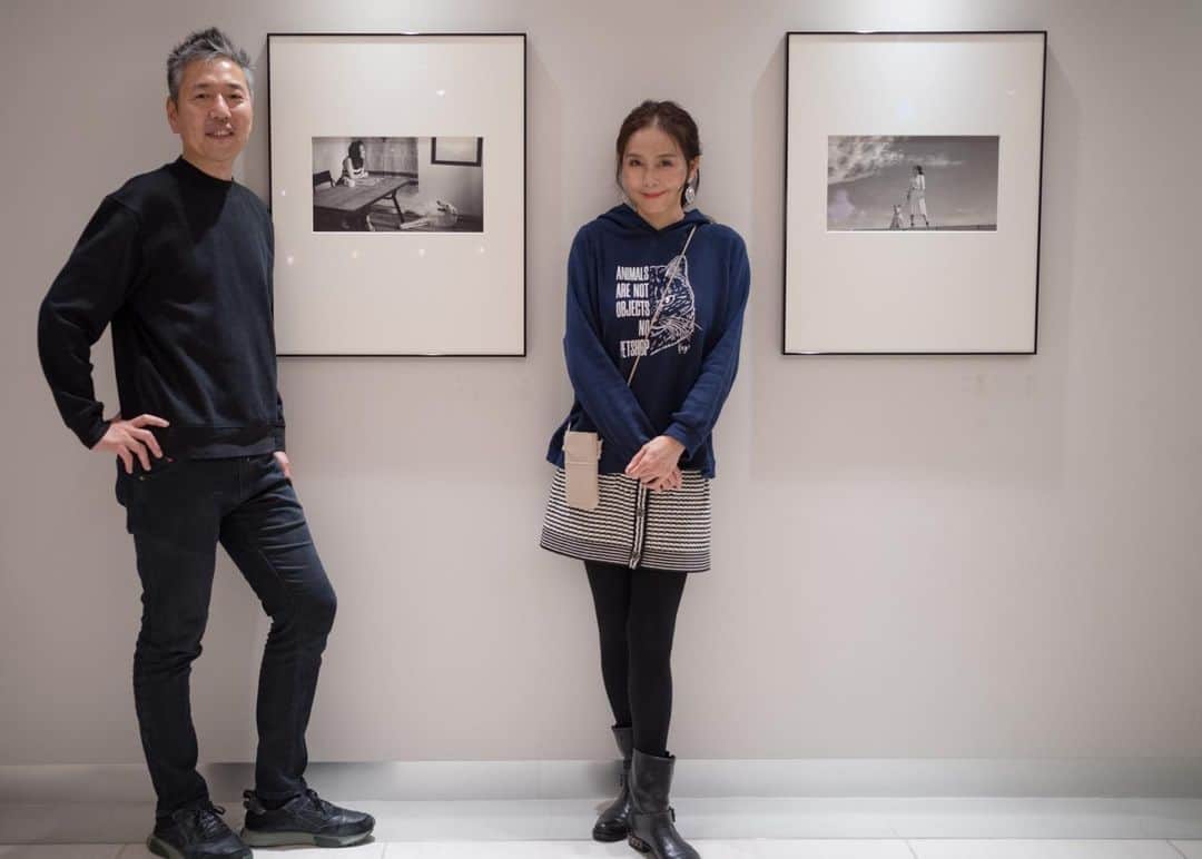 杉本彩のインスタグラム：「* * 先日、フォトグラファーのHIRO SATOさんの写真展に行ってきました！  「HIRO SATOが見た杉本彩」 HIRO EDWARD SATO写真展 ライカGINZA SIXは、  2022.12.15(Thu) –2023.4.13(Thu)まで開催📸  ライカGINZA SIX 東京都中央区銀座6-10-1 GINZA SIX 5F I Tel.03-6263-9935 I 10:30–20:30 I 入場無料  どうぶつたちとの懐かしい写真の数々です😌  是非ご来場ください😉  @leica @leica_stores_japan @leica_camera_japan @hirosatophotography @sugimoto_aya0719 #ayasugimoto #杉本彩 #hirosatophotography」