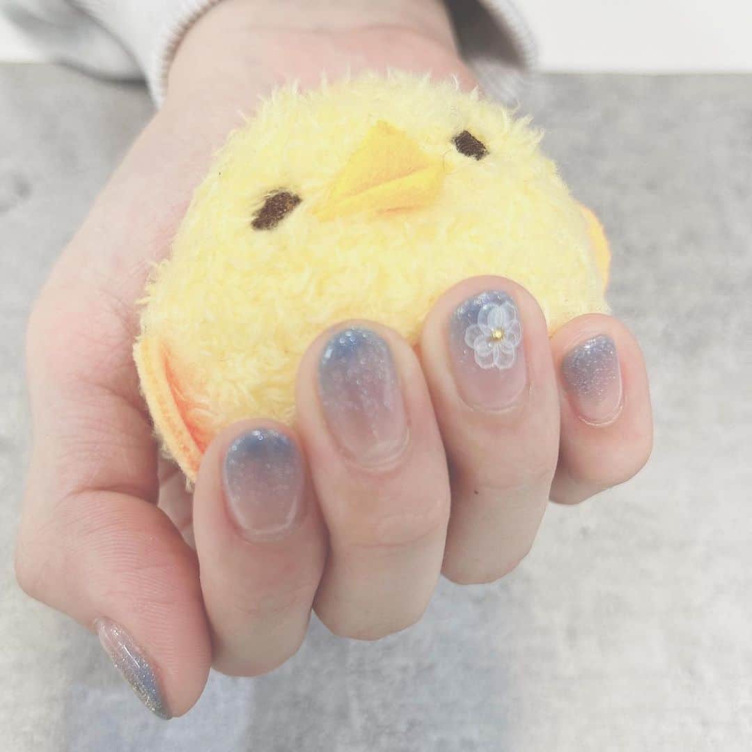 進藤あまねのインスタグラム：「🦋🫧📘🥣💅  ネイルしたよ〜！！ なぜかリュックにいたぴよりん握っといた……🐤 そろそろ名古屋でぴよりん食べたいです(´,,•﹃ •,,｀)  #ネイル #ぴよりん #ねすぐらむ」
