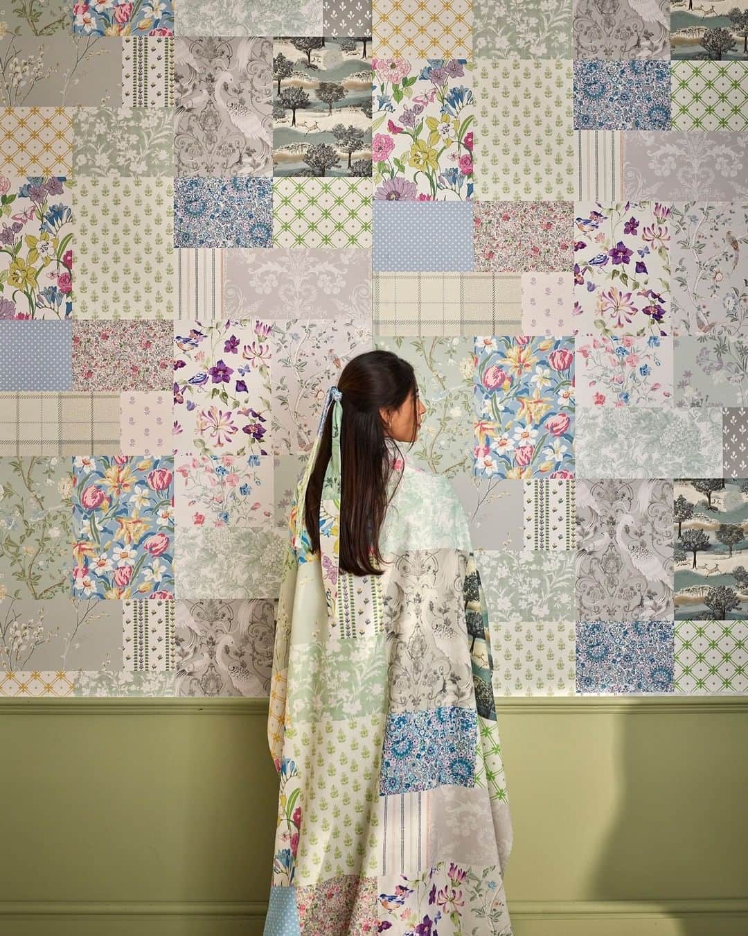 ローラアシュレイのインスタグラム：「Celebrating 70 Years of Laura Ashley, iconic prints have always been at the heart of our brand.   This year we will be spreading our prints far and wide and invite you along to do the same. Whether it's giving an old piece of furniture a new lease on life or using our fabrics to create the garment of your dreams, creativity knows no bounds.  Follow along and see how we spread the prints this year.  #spreadtheprint」