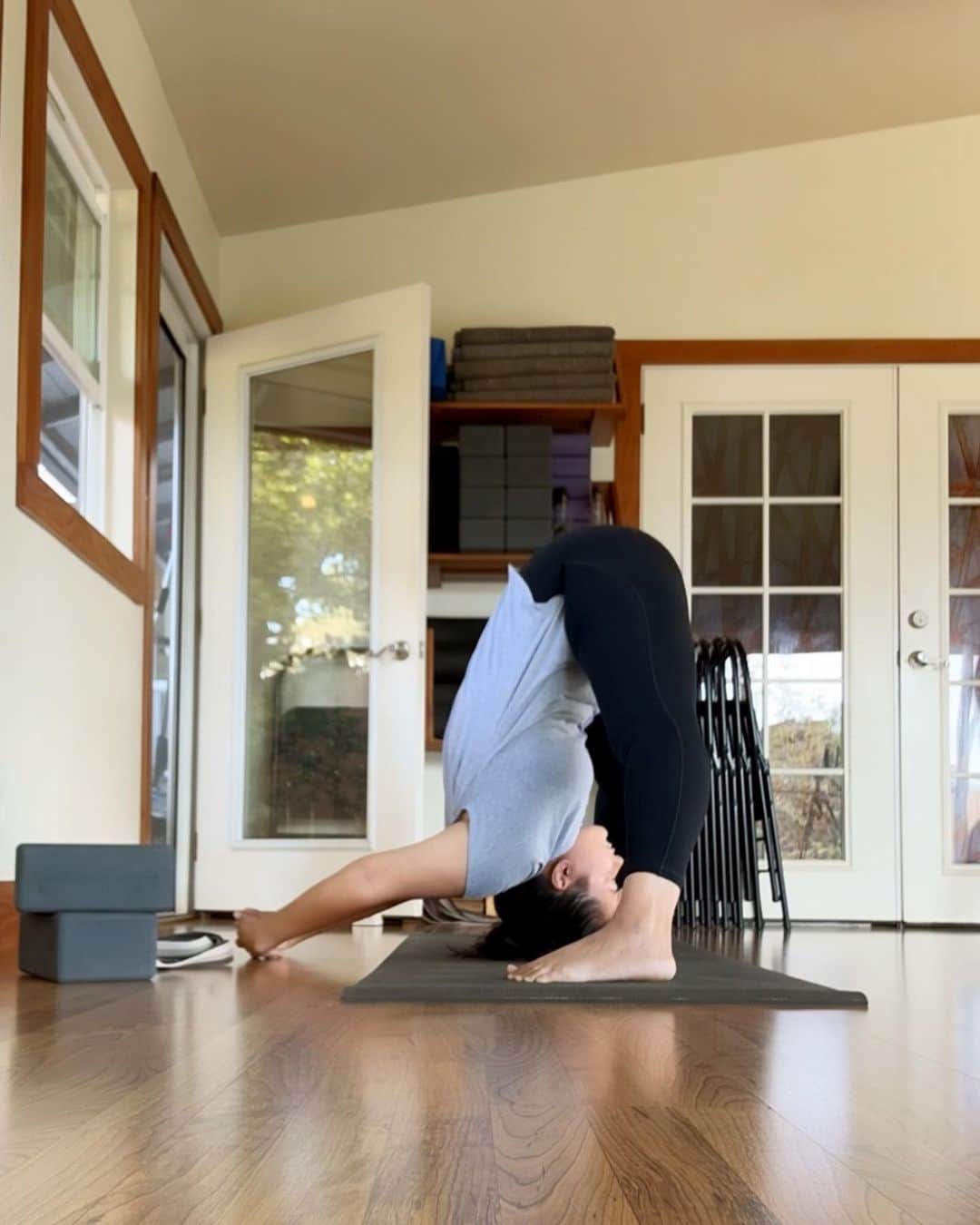 エリナ シルカのインスタグラム：「Flexibility and strength coming back 🔥🧘‍♀️first pic in March 9, second pic January 6! So sad to be leaving but so happy that I’ve come so far after pregnancy! Thanks to Tasha and definitely Micheal’s fun jabs made these tough lessons amazing 🙏 2 ヶ月間、なるべく週3はアシュタンガヨガに通っていたらこんなにも復活できるのか‼︎ってやってる私が1番ビックリ😂　腹筋も使えるようになってきて、色々といい方向に向かってる(^^) ハワイにきたらぜひ　@yoga4ewastudio でヨガして行ってねー🧘‍♀️」