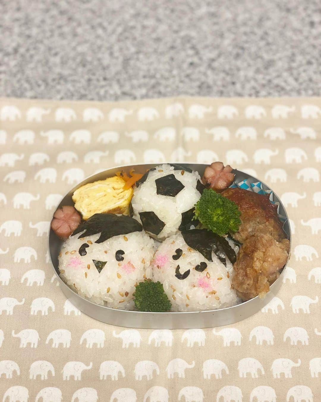 映美くららのインスタグラム：「. 幼稚園最後のお弁当。 キャラ弁は一度も作ったことがない。 そんなお弁当生活３年間でしたが、  クラスのお友達や先生と毎日楽しくお弁当を食べている顔を想像して、 笑顔のお弁当を作りたくなりました。大好きなサッカー⚽️も添えて。 （私の自己満かもしれませんがね…しかし細かい作業、案外楽しかったです！）  幼稚園生活、感謝しかありません☺︎  （こちらはそのうち消します。今日は載せたい、そんな気分で）」