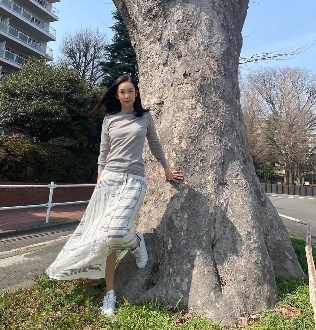 田村翔子のインスタグラム：「今日も暖かいですね。 娘が今年から花粉症デビューし、くしゃみを連発しながらこの写真を撮ってくれました😅  #春コーデ#花粉症#田村翔子#お散歩#ライフスタイル#lifestyle#springoutfit #springfashion」