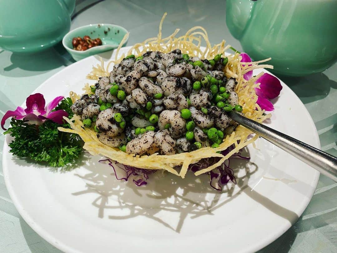 水瀬千尋のインスタグラム：「初めての上海料理を食べました❣️ ミシュラン一つ星のZhe Jiang Heen。 11人での会食、スペシャルなコースでした🫶 一枚目のエビのトリュフソースが美味しすぎた。。。 すごい人達の食事に混ぜてもらい、貴重な経験をさせてもらって感謝です🥰💕 日本語が話せるお友達もできて嬉しい😆❤️ 香港の人みんないい人だなぁ💕💕」