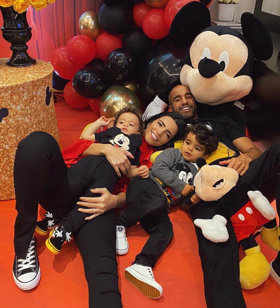 ルーカス・ロドリゲス・モウラ・ダ・シルヴァのインスタグラム：「Tbt da festinha de 3 anos do Miguel em 2020. Como o tempo voa! Obrigado JESUS pela minha família. Eu e minha casa serviremos ao Senhor! 🙏🏽💙 #TBT #Miguel #Pedro #Família」