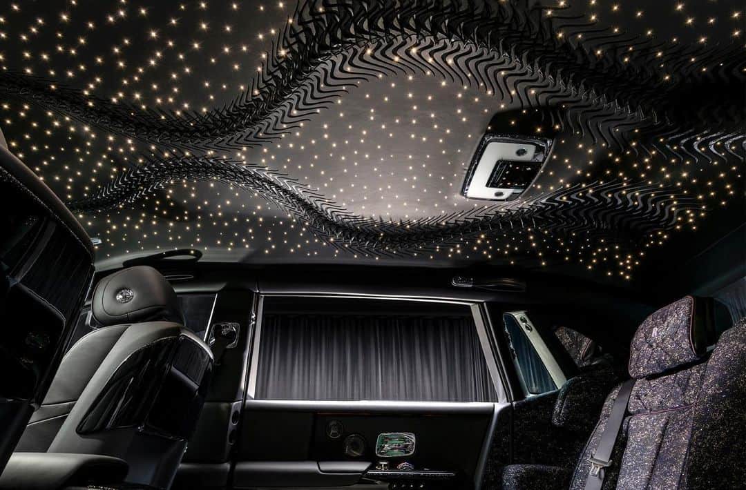 Iris Van Herpeさんのインスタグラム写真 - (Iris Van HerpeInstagram)「Handcrafted details of our collaboration with @RollsRoycecars ~ the Weaving Water Headliner is crafted by the atelier into a three-dimensional artwork inside the custom car.   Set against the translucent iridescence of silver metallic fabric, an elegant arrangement of glass organza petals encapsulates the hypnotic motion of water. Fibre-optic ‘stars’ are hand-woven in parallel, creating a tranquil sense of illuminating movement.  #irisvanherpen #hautecouture #rollsroyce」3月10日 2時01分 - irisvanherpen