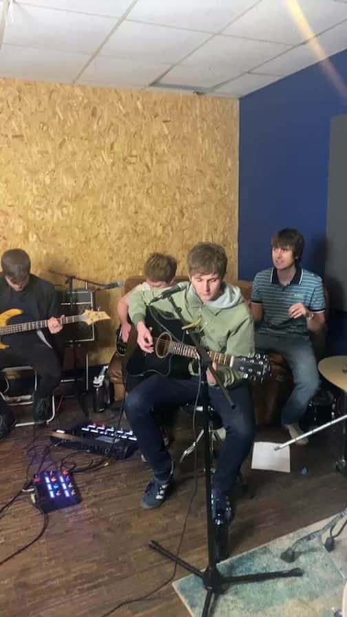 ベンシャーマンのインスタグラム：「@TheSherlocks Stripped Back Live Session 🎸   Brought to you by the Ben Sherman Global Artist Foundry, we strive to bring music, art, and fashion to everyday life.  #BenSherman #TheSherlocks #BenShermanxTheSherlocks」