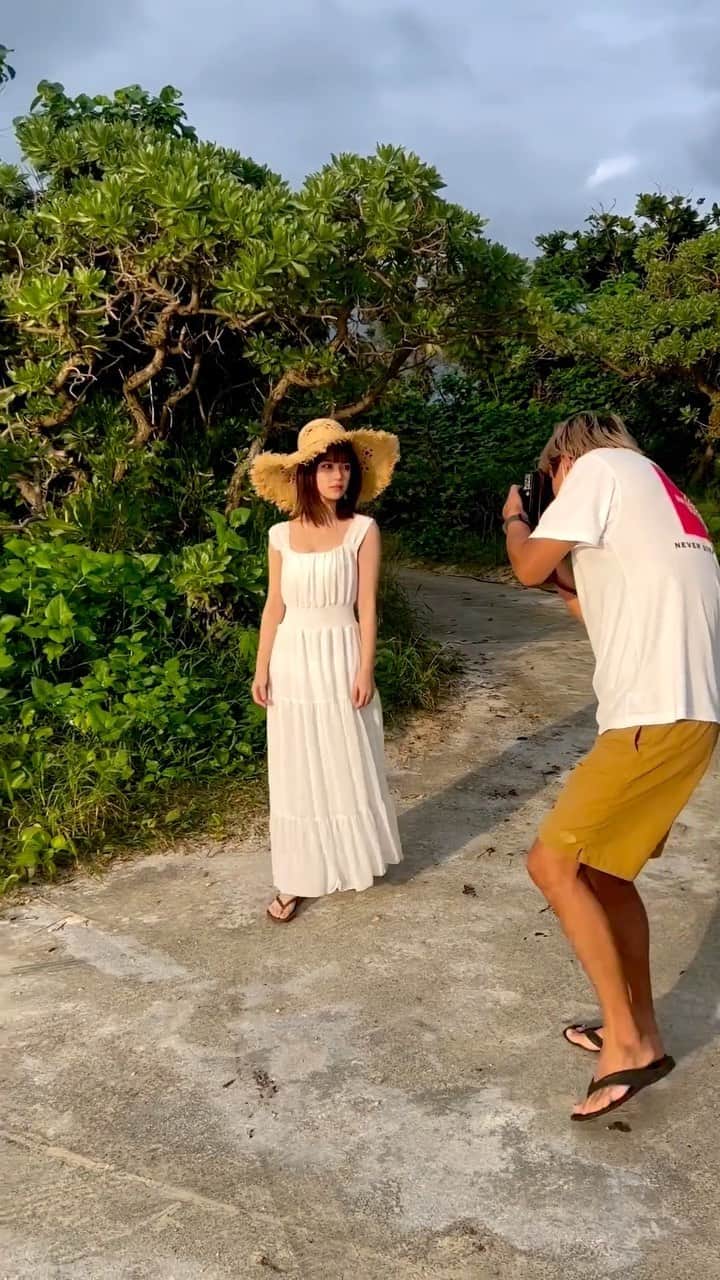 村山優香のインスタグラム：「1st写真集「MY〜輝く瞳〜」 1stDVD「MY〜MOMENT〜」 予約発売開始してます☺️ 沢山の方に見ていただきたいです𓏸𓂂𓈒🕊 🤍  (20代に向かう直前です) ぜひ🍒 あ、この動画、ブツっと終わります  #写真集」