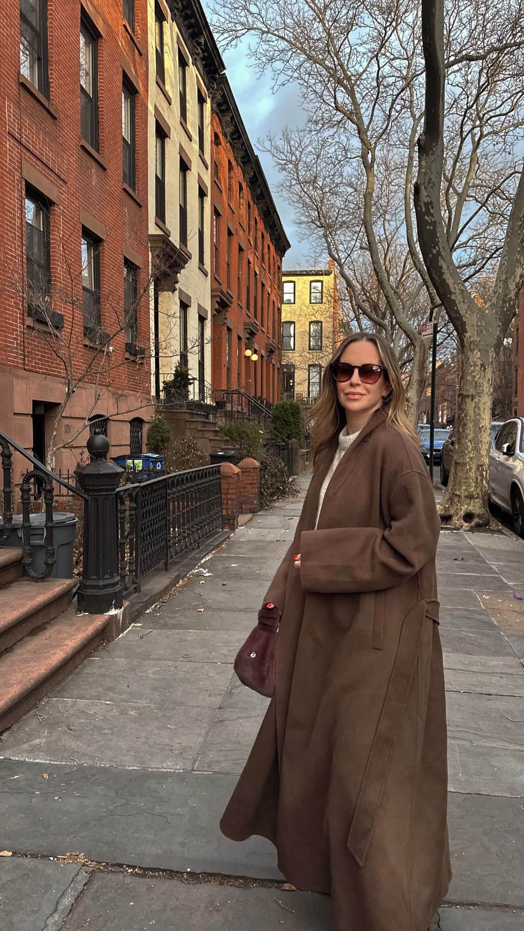 Helena Glazer Hodneのインスタグラム：「Season after season, I always have my favorite @colorsinopticsltd sunglasses in the rotation😎 {this is the 'Wooster' style that I own and wear in multiple colors. Use code HELENA20 for 20% off any pair. #colorsinoptics」