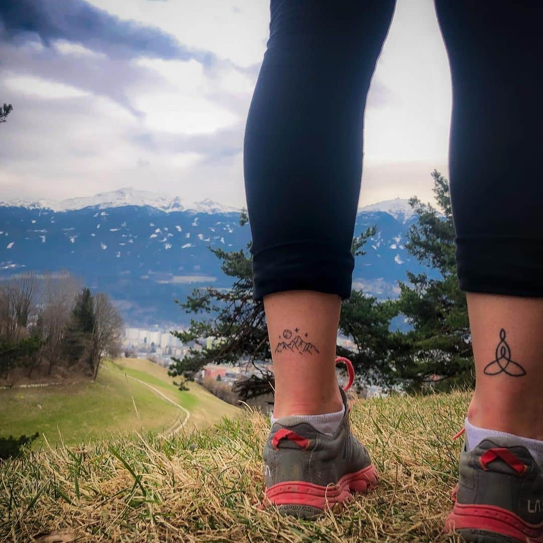 ハンナ・シューベルトさんのインスタグラム写真 - (ハンナ・シューベルトInstagram)「Second Tattoo🙌🏼 Same spot Different symbol But both to remember some special humans🫶🏻  As my first Tattoo was a memory for my mum I wanted my second one to be a memory for my aunt who died last year and used to be like a second mum for me.  My aunt loved full moons, sitting outside at night looking at it shining above the mountains. That’s why I chose this symbol as my second Tattoo🏔️🌕 Additionally she also died the day before a full moon night. Coincidence?  Now two of the most important women in my life are always close to me and to each other🫶🏻」3月10日 3時00分 - schuberthannah