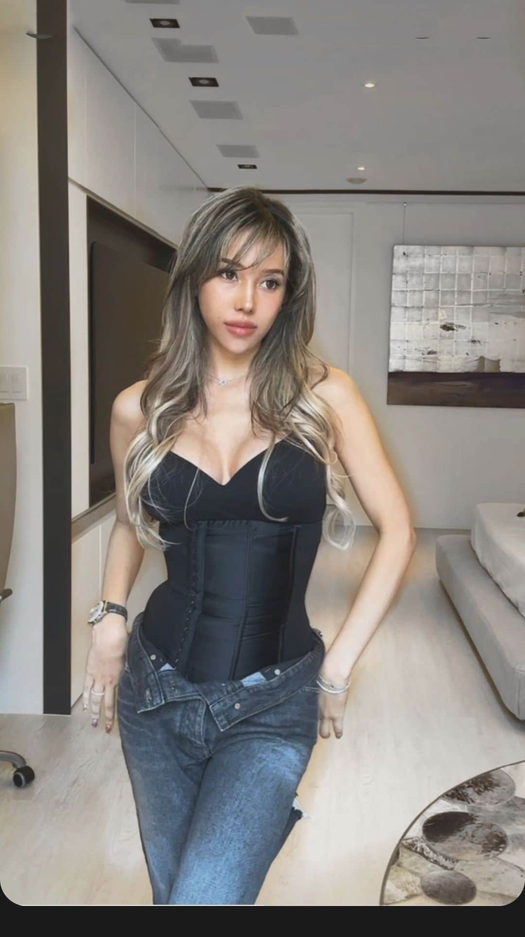 のインスタグラム：「Daydreaming feeling myself in my @the93ave corset 💭💓」