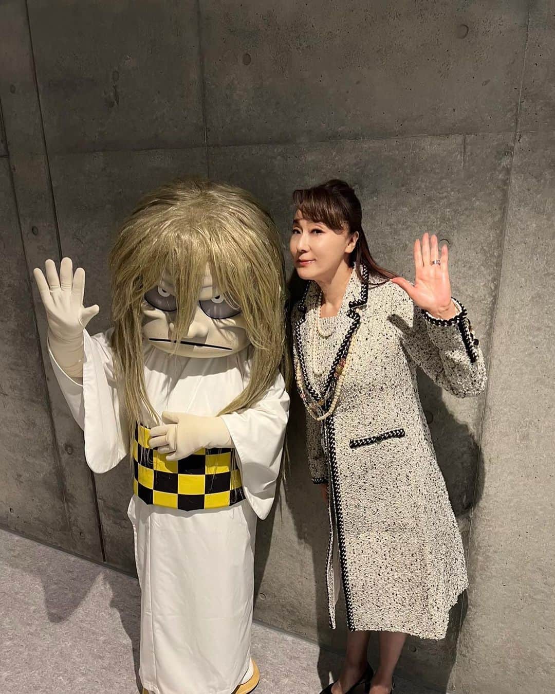 浅野ゆう子のインスタグラム：「可愛い❣️  鬼太郎と砂かけ婆と  もう1人の砂かけ婆　^_^ 浅野ゆう子の3ショット  水木ロードのパン屋さんで  砂かけ婆のパンを発見❗️  水木ロードの素敵な色んなお店❤️  もっと砂かけ婆のアイテム増やしてください〜　^_^  #ゲゲゲの鬼太郎 #砂かけ婆　と #浅野ゆう子」
