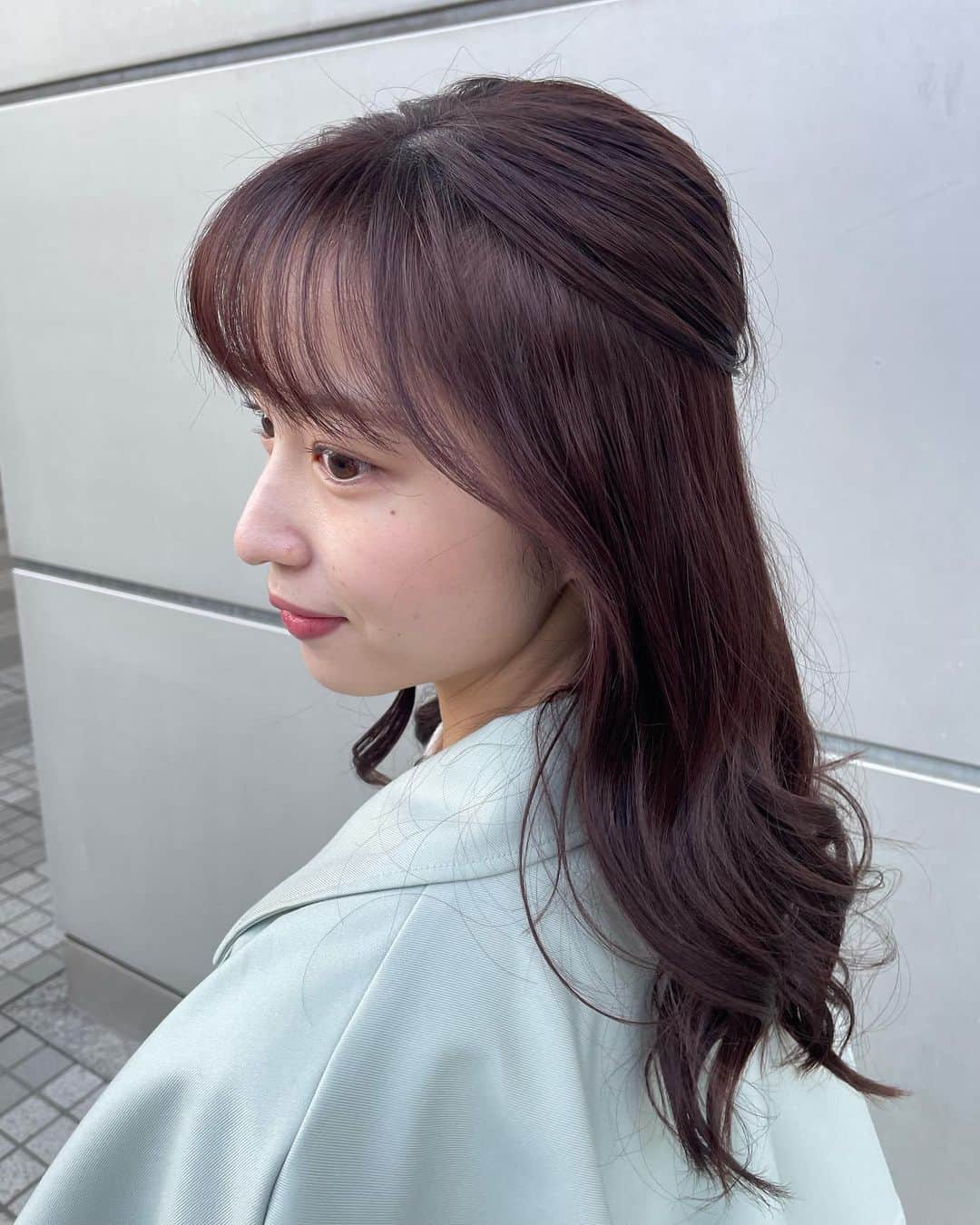 林佑香のインスタグラム：「⚾️  髪の毛かわいくアレンジしてもらいました✨  いよいよWBCが開幕しますね！⚾︎ テレビの前で母と待機しています☺️ がんばれ侍ジャパン〜📣 楽しみ〜！！🇯🇵」