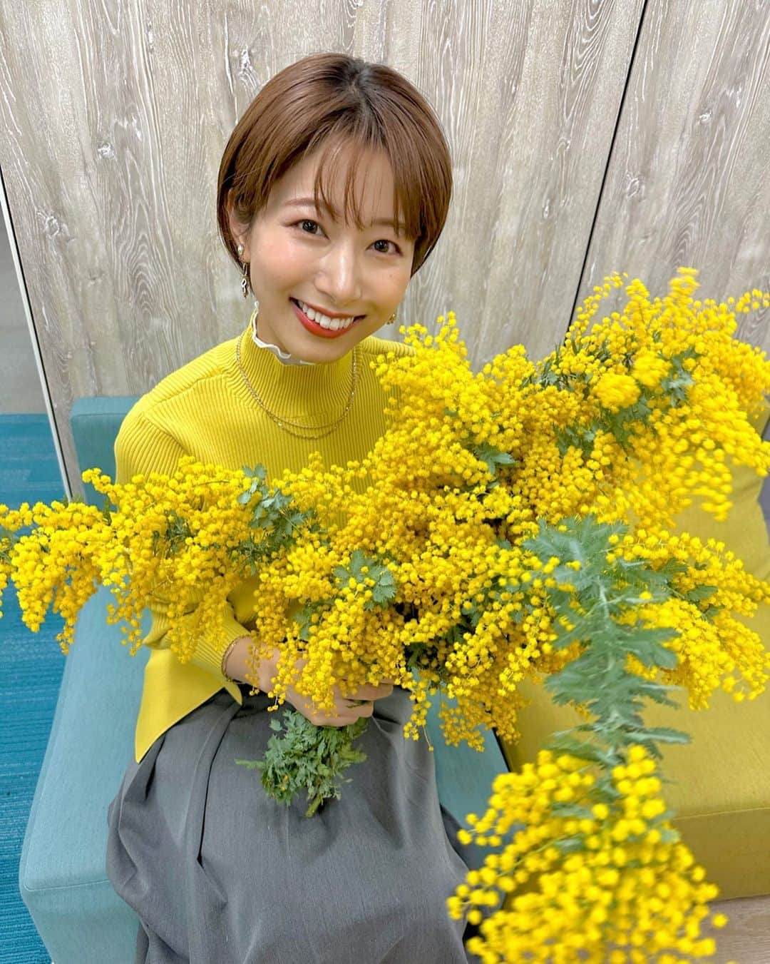 海老原優香さんのインスタグラム写真 - (海老原優香Instagram)「🌼  立派なミモザ✨ いつだってお花は気持ちを 穏やかにしてくれる気がします☺️  日々頑張るあなたへ エールが届きますように✨  #国際女性デー#InternationalWomensDay #ミモザの日 #ミモザ#🌼」3月9日 18時26分 - ebioffi