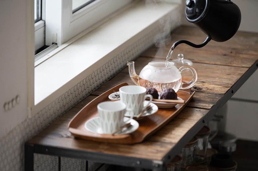 cafe_no_maのインスタグラム：「English follows Japanese   いつかの桜茶とひと口おはぎ🌸 今年も桜の季節がやってきました。近所でもちらほらとつぼみが開き始めています。みなさんの周辺はどんな様子ですか？  @cafenoma.style で写真にあるトレイなど私たちのお気に入りを紹介しています。  加えて... noteに刈込のエッセイを更新しました。『長く続けるために心掛けたこと』、『インプットが先かアウトプットが先か』など。 「世界中のどこかで誰かがきっと見てくれている。そう割り切って、思いきりアウトプットを楽しめれば最高です」と、刈込が経験から得た教訓を綴っています。なかなか納得できず世に発表できないときは、このエッセイをぜひ読んでみてください。くわしくはプロフィールリンクよりご覧ください☕ . . . Cherry blossom tea and a bite of rice cake with sweet red bean🌸 The cherry blossom season has come again this year! The buds are beginning to open here and there in my neighborhood. How are things going around you?  We introduce some of our favorites at @cafenoma.style , such as the tray in the photo  #cafenoma #うちカフェ #coffeetime #coffee #spring #cherryblossom #sakura #インテリア　 #interiordesign」