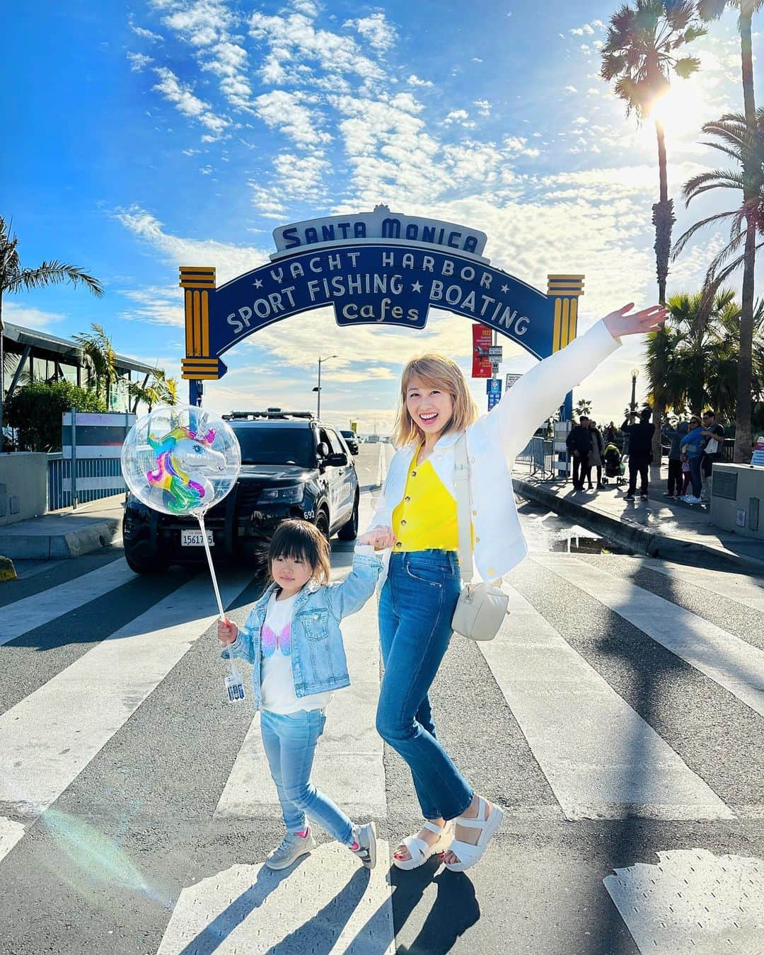 吉田ちかのインスタグラム：「Hey guys! from LA😆 First time visiting the Santa Monica Pier since our U.S. road trip back in 2017! Brings back so many memories!!   Pudding teaching me how to pose😂  LAからHey guys!! サンタモニカ・ピアは、アメリカ横断以来！ロスは思ったより寒いけど😅懐かしいスポットが多くて戻って来れて嬉しい❤️  ポーズを教えてくれるプリン😂」