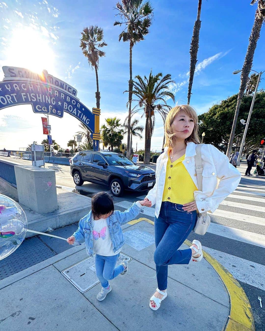 吉田ちかさんのインスタグラム写真 - (吉田ちかInstagram)「Hey guys! from LA😆 First time visiting the Santa Monica Pier since our U.S. road trip back in 2017! Brings back so many memories!!   Pudding teaching me how to pose😂  LAからHey guys!! サンタモニカ・ピアは、アメリカ横断以来！ロスは思ったより寒いけど😅懐かしいスポットが多くて戻って来れて嬉しい❤️  ポーズを教えてくれるプリン😂」3月9日 18時34分 - bilingirl_chika