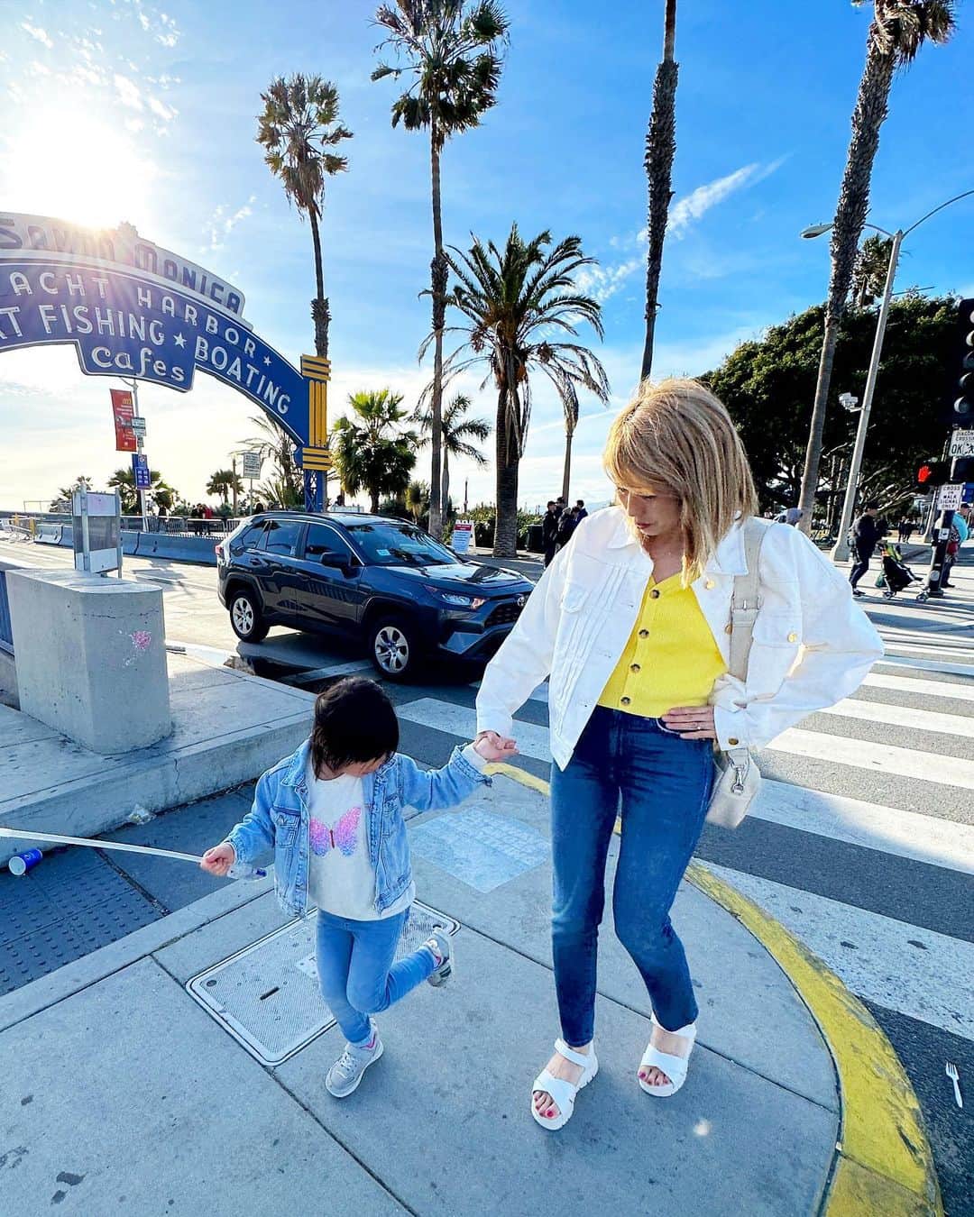 吉田ちかさんのインスタグラム写真 - (吉田ちかInstagram)「Hey guys! from LA😆 First time visiting the Santa Monica Pier since our U.S. road trip back in 2017! Brings back so many memories!!   Pudding teaching me how to pose😂  LAからHey guys!! サンタモニカ・ピアは、アメリカ横断以来！ロスは思ったより寒いけど😅懐かしいスポットが多くて戻って来れて嬉しい❤️  ポーズを教えてくれるプリン😂」3月9日 18時34分 - bilingirl_chika