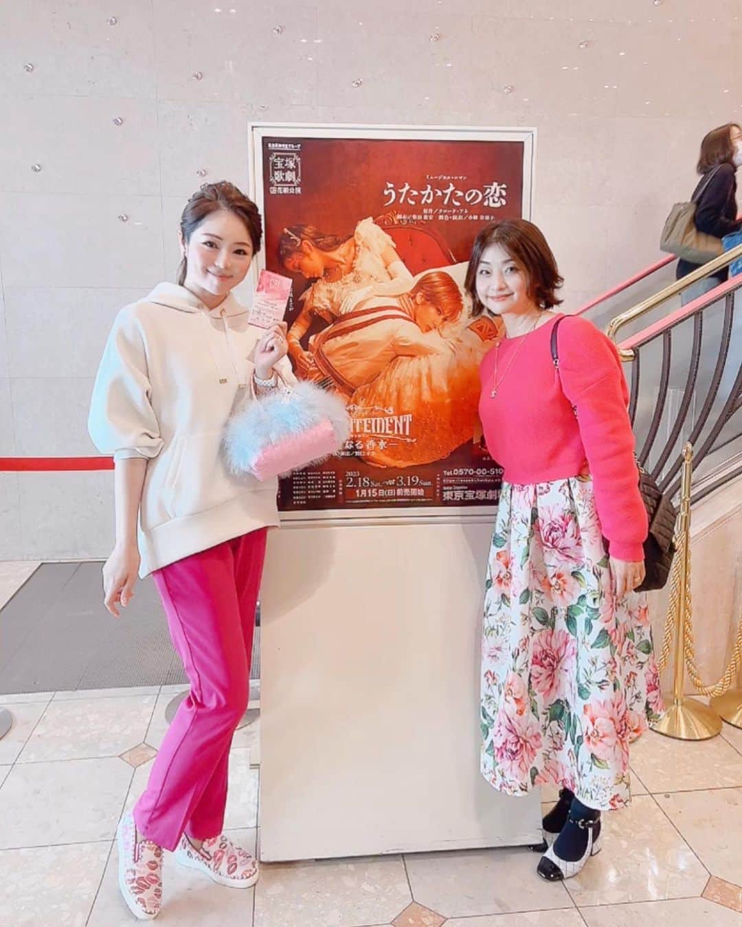近藤英恵のインスタグラム：「ひろちゃんと花組🌸 「うたかたの恋」観劇しました🌸  柚香光さんルドルフの繊細なお芝居😭 嬉しくて悲しそうな表情が爆裂良い…と観ていたら 星風まどかさんのマリーも、 ワルツの時に笑いながらポロポロ泣いてたんだよー😭  本当に良い美しいものを観ました…。 お芝居で泣けて泣けて幕間は放心状態。  これで野口先生の香水ショーもセットなんて 花組公演ったらどーなっちゃってんでしょ？！  #花組観劇#うたかたの恋#SSセンターペア当選#友会の奇跡#もうお友達だね#ズッ友会#😉#アンシャントマン#香水ショー#オリエンタルの場面が好き#前から思ってたけど#美羽愛さん#可愛すぎませんか#娘役さん可愛い方いっぱい#楽しい#最高#🌸#人生には歌劇が必要#💓#はなちゃんの観劇日記」