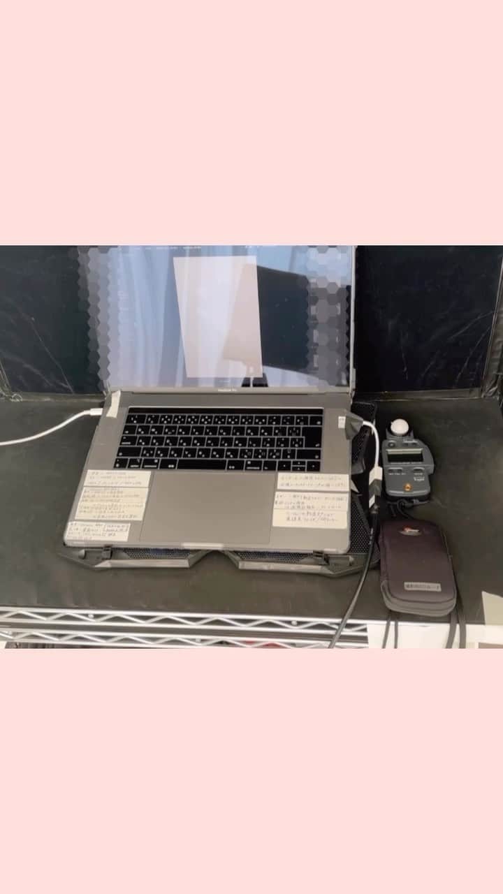 永瀬沙世のインスタグラム：「setting📷＋💻studioおはようございます🌞 •MacBook Pro &📷を繋いでテザー •SDカード未撮影分はlowpro •露出計はKenko ケンコー オートデジメーター KFM-1100 •Macの下には熱排出ファン🌪  新しいジンバル機能付きの動画カメラ買ったから歩きながら撮影試してみた🫶🏻」