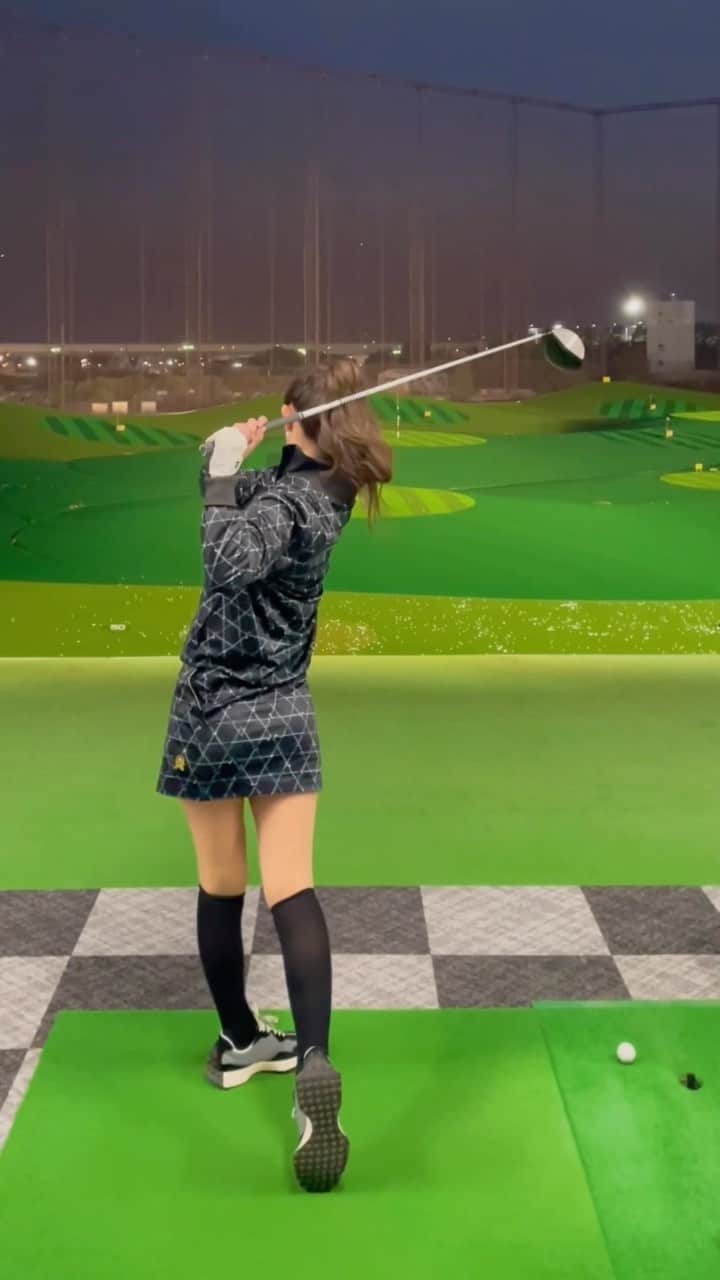のインスタグラム：「こないだの練習⛳️ ドライバーがやっと当たるようになってきた☺️👏 けどもう忘れました🤣 来週のゴルフがドキドキです🥹  @golf_spa_tobath   #ゴルフウェア #ゴルフウェアコーデ  #打ちっぱなしコーデ #ゴルフ練習 #ゴルフ女子 #ゴルフ男子 #ゴルフスイング動画 #골프스윙」