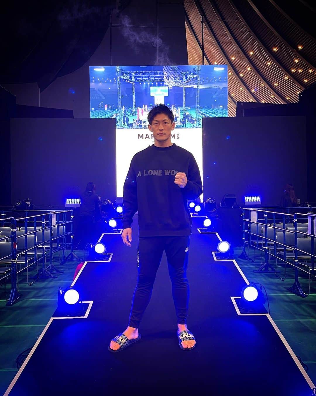 渡部太基のインスタグラム：「. A LONE WOLF🐺1987 〜Big Crew Neck Sweat〜  ビッグシルエットスウェット🆕  裏起毛で春先に丁度いい厚さの10.0oz🌸    着丈  身幅  肩幅  袖丈  M  67  69  67  50 Ｌ　　71  72  70  51 ＸＬ　74  75  73  53  【BLACK✖️BLACK】 受注生産　今月いっぱい受け付けてます♪ 注文DMお待ちしてます🔥  ¥8,800-(税込)送料 520円 2枚以上 or Tシャツとセット購入で送料無料  着用サイズＬ　174cm/72kg」