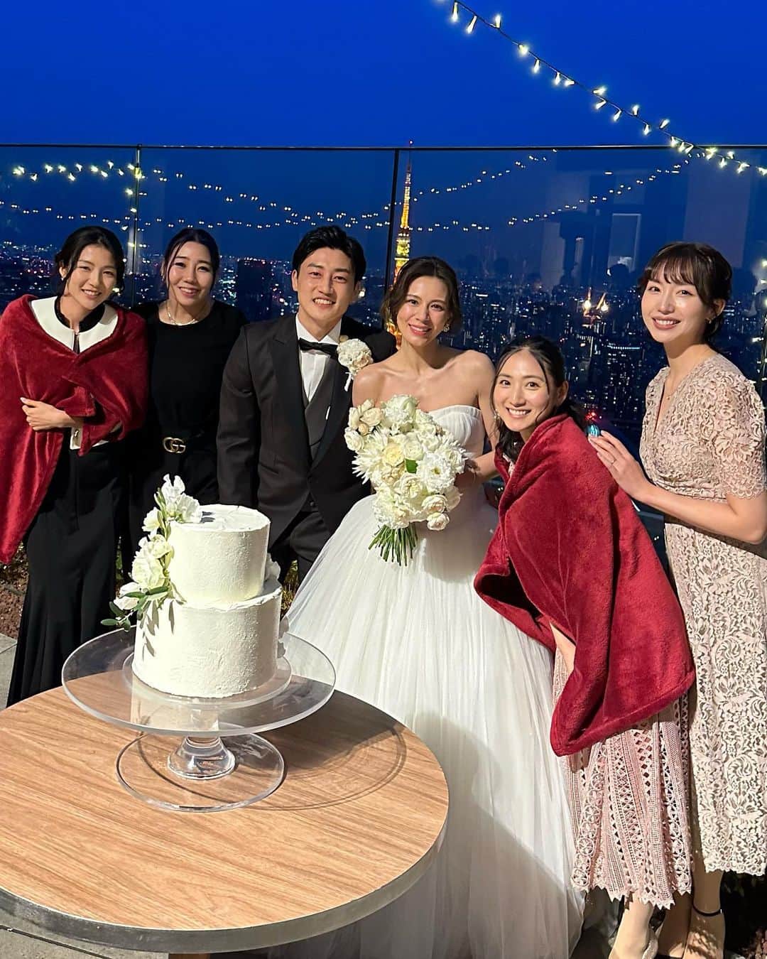 紗綾のインスタグラム：「先日 王様のブランチ リポーター同期 英里子 @ellie__erico の結婚式に出席して来ました👰🏼‍♀️✨  出会って9年。 初々しかった私たちも、結婚して子どもが生まれる歳になりました👶🏼💓  王様のブランチを卒業してからも 定期的に集まっては相談し、情報交換をしてきた同期たち💛  英里子のウェディングドレス姿、 素敵すぎたな〜👰🏼‍♀️💖  私はありさ @arisan_days と、 受付頑張りました🤗  英里子、(ありさも♡) 改めて結婚おめでとう💕」