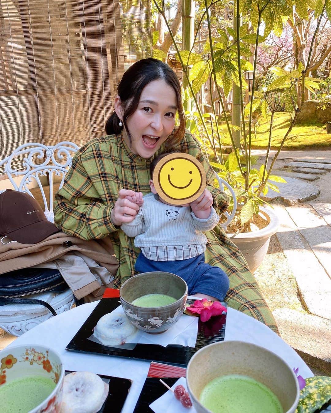 小野口奈々のインスタグラム：「・ 久しぶりの太宰府(地元)散策💓  天満宮の梅がとっても綺麗でした🌸 本殿の改修工事でパネルに向かって参拝🙏 ちょっとシュールですが、これはこれで貴重ですね😄 仮殿も有名な建築家の方が手がけるとのことで 楽しみにしています！！  天満宮の周りには、 おしゃれなお店が沢山できていて 気になっていたカフェは大行列☕️✨  また、お気に入りの鮮魚店ができて 最近は実家に帰るたびに足を運んでいます。 お刺身盛り合わせが新鮮で豪快で美味しいのです🐟✨ #鮮魚いの吉   地元の魅力を再発見😎 子どもが生まれたことで 実家に帰る機会も増えたので、 まだまだ開拓したいと思います✨  #太宰府 #太宰府散策 #太宰府天満宮 #太宰府散策 #地元 #地元の魅力再発見  #男の子ママ #子連れお出かけ」