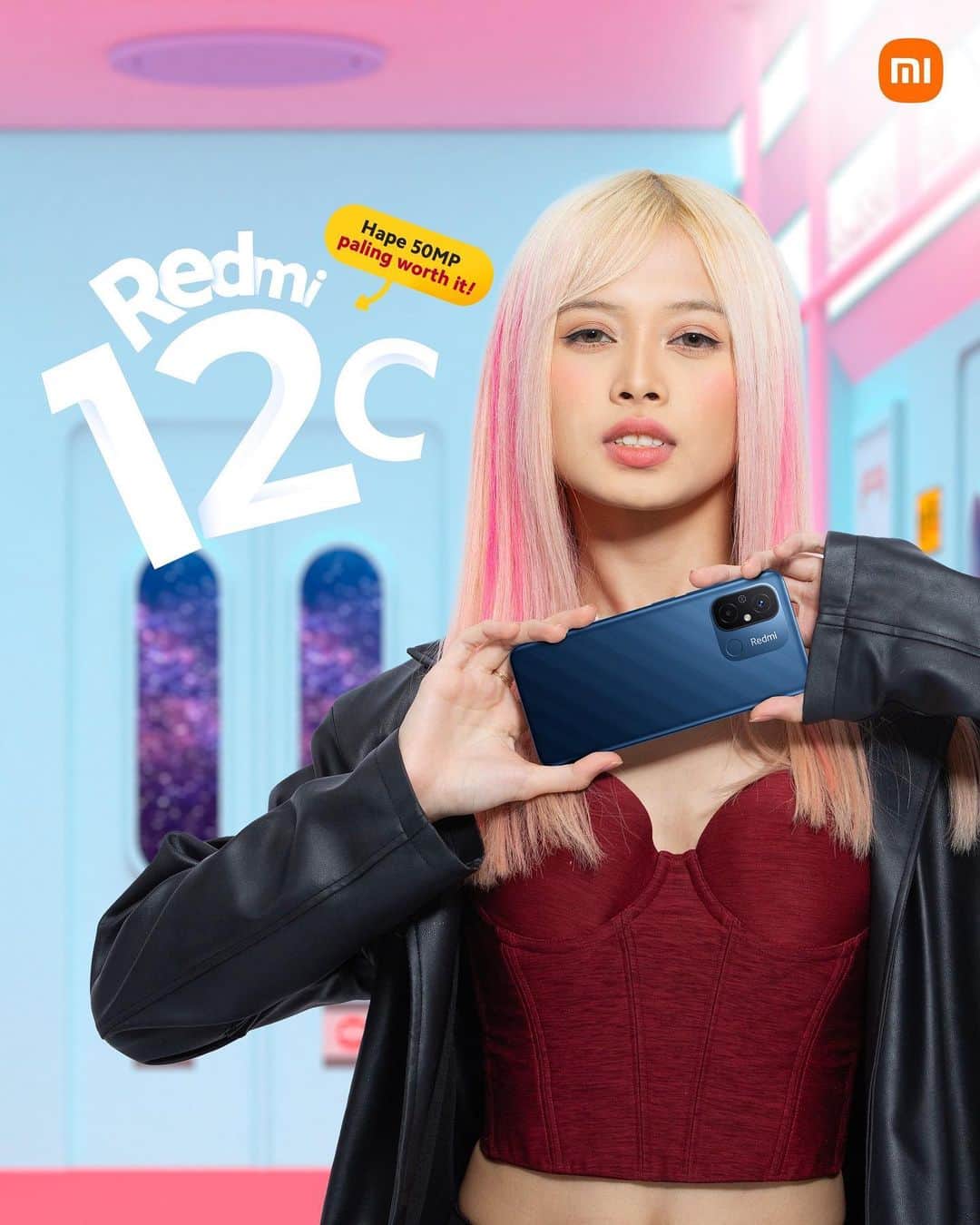 フェニ・フィトゥリヤンティのインスタグラム：「yeay akhirnya hari ini Redmi 12C udah resmi hadir di Indonesia 🥳 Hape paling worth it buat kamu yang suka foto-foto seru, batre tahan lama, dan performa serba set sat set! Redmi 12C siap kamu beli BESOK! Siap-siap pantengin @xiaomi.indonesia dan kembaran sama aku yuk 😍😍 #HapePalingWorthIt #Redmi12C  @xiaomi.indonesia」