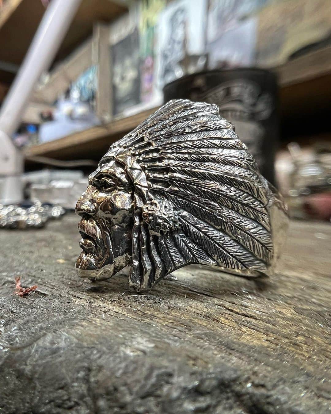 クレイジーピッグさんのインスタグラム写真 - (クレイジーピッグInstagram)「Check out the detail on our Indian Chief Ring! Hand carved by Armand Serra  . . . . .  #carving #feather #jewellery #realistic #headdress #silver #ring #face #handcarved #sterlingsilver #gothic #metal #rock #biker」3月9日 18時57分 - crazypigdesignslondon