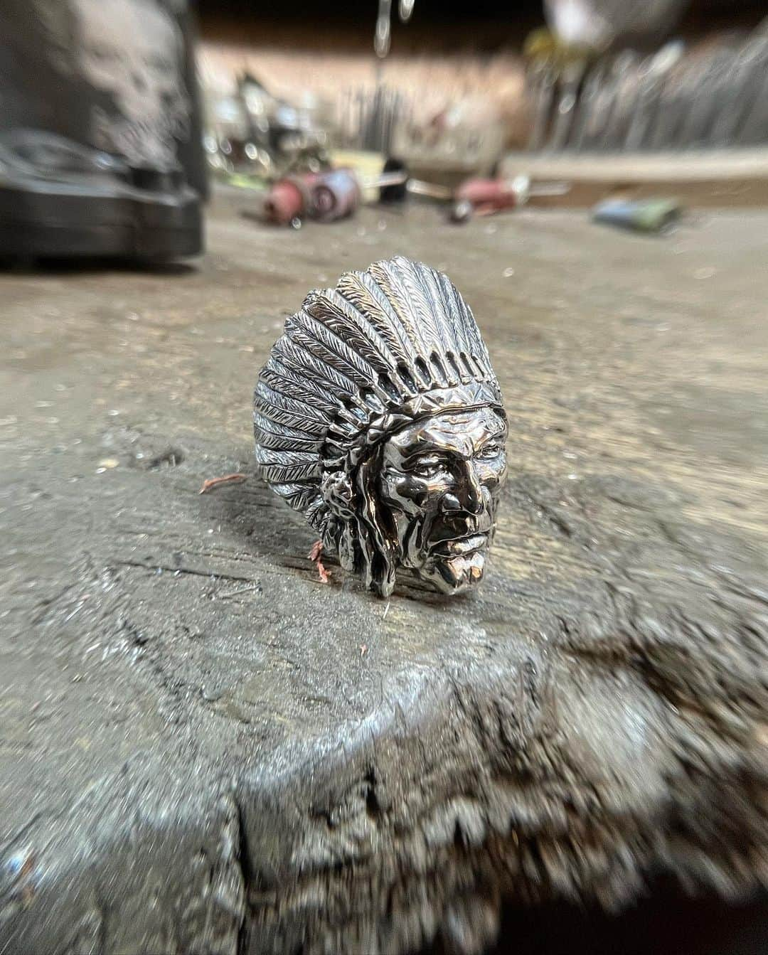 クレイジーピッグさんのインスタグラム写真 - (クレイジーピッグInstagram)「Check out the detail on our Indian Chief Ring! Hand carved by Armand Serra  . . . . .  #carving #feather #jewellery #realistic #headdress #silver #ring #face #handcarved #sterlingsilver #gothic #metal #rock #biker」3月9日 18時57分 - crazypigdesignslondon