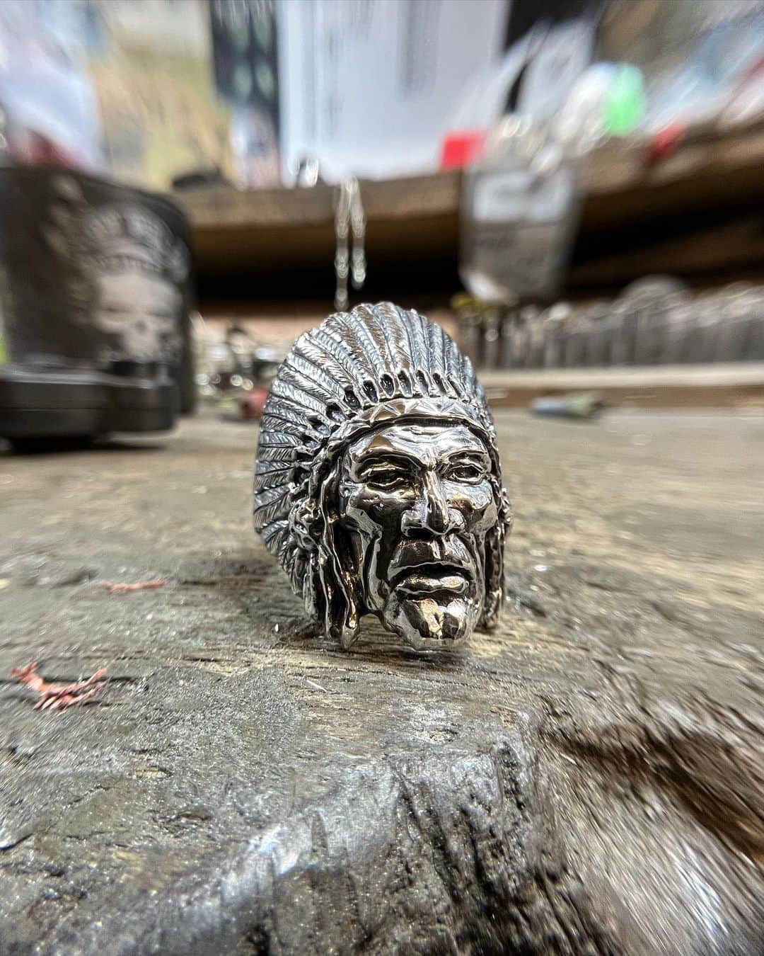 クレイジーピッグさんのインスタグラム写真 - (クレイジーピッグInstagram)「Check out the detail on our Indian Chief Ring! Hand carved by Armand Serra  . . . . .  #carving #feather #jewellery #realistic #headdress #silver #ring #face #handcarved #sterlingsilver #gothic #metal #rock #biker」3月9日 18時57分 - crazypigdesignslondon