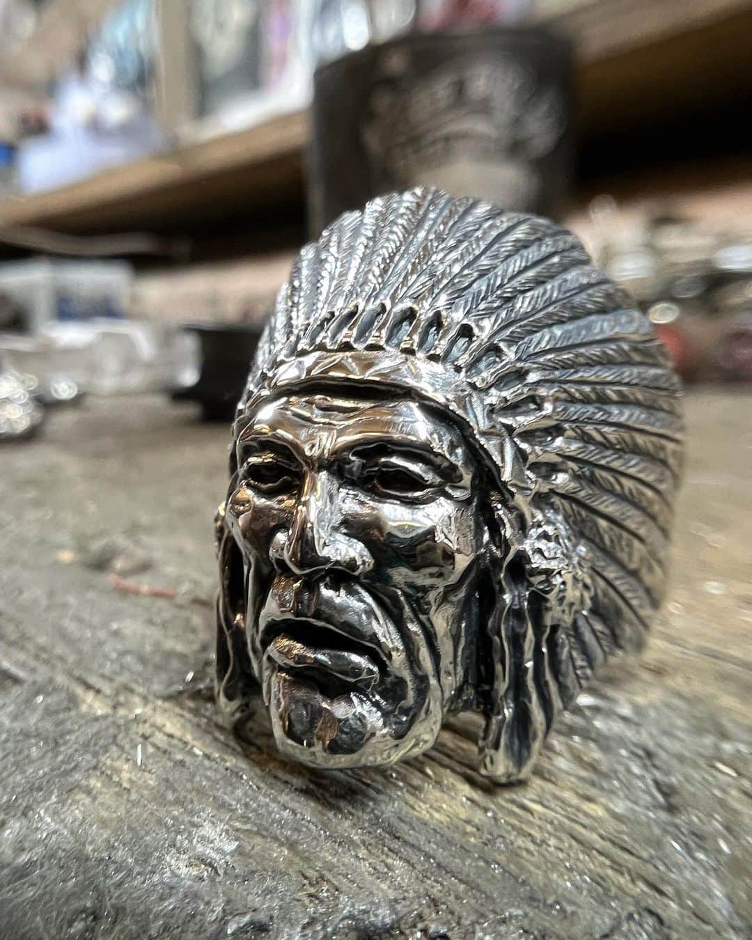 クレイジーピッグのインスタグラム：「Check out the detail on our Indian Chief Ring! Hand carved by Armand Serra  . . . . .  #carving #feather #jewellery #realistic #headdress #silver #ring #face #handcarved #sterlingsilver #gothic #metal #rock #biker」