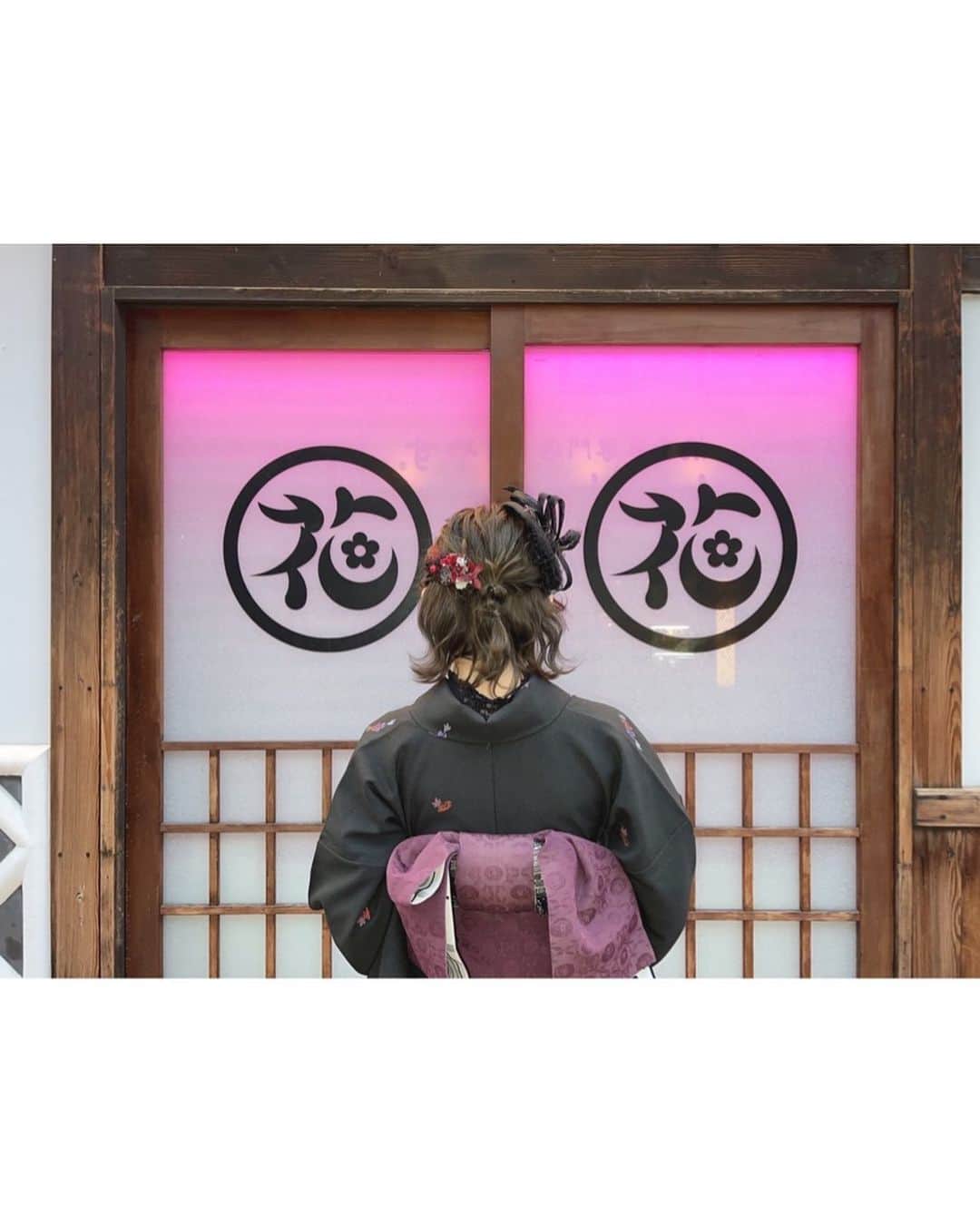 上杉真央さんのインスタグラム写真 - (上杉真央Instagram)「着物がわたくしのお気に召しまくっている。 シックな雰囲気を目指して選んでみたよ。  ショートヘアでもとっても可愛くアレンジして下さってうれしいなぁ。  #着物レンタル #浅草 #浅草寺 #花やしき  #上杉真央」3月9日 18時58分 - maouesugi