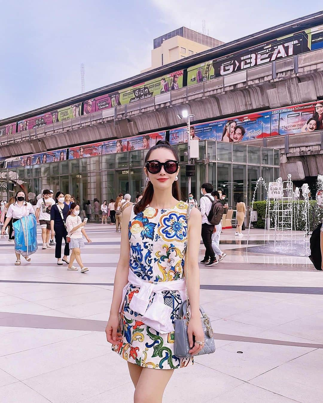 イ・サガンさんのインスタグラム写真 - (イ・サガンInstagram)「I love the vibe of Siam area ❤️ Nice contrast of bts passing and trendy mall. Also it got small shops on the streets and full of energetic fashionable people.  . #siamparagon #siambangkok  .」3月9日 19時03分 - leesagan