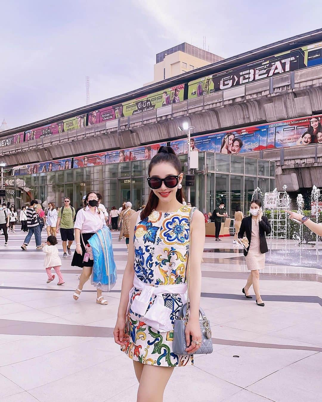 イ・サガンさんのインスタグラム写真 - (イ・サガンInstagram)「I love the vibe of Siam area ❤️ Nice contrast of bts passing and trendy mall. Also it got small shops on the streets and full of energetic fashionable people.  . #siamparagon #siambangkok  .」3月9日 19時03分 - leesagan