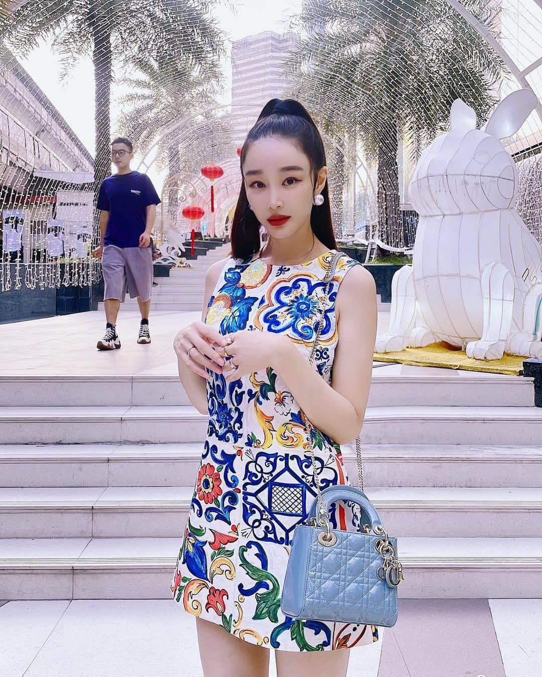 イ・サガンのインスタグラム：「I love the vibe of Siam area ❤️ Nice contrast of bts passing and trendy mall. Also it got small shops on the streets and full of energetic fashionable people.  . #siamparagon #siambangkok  .」